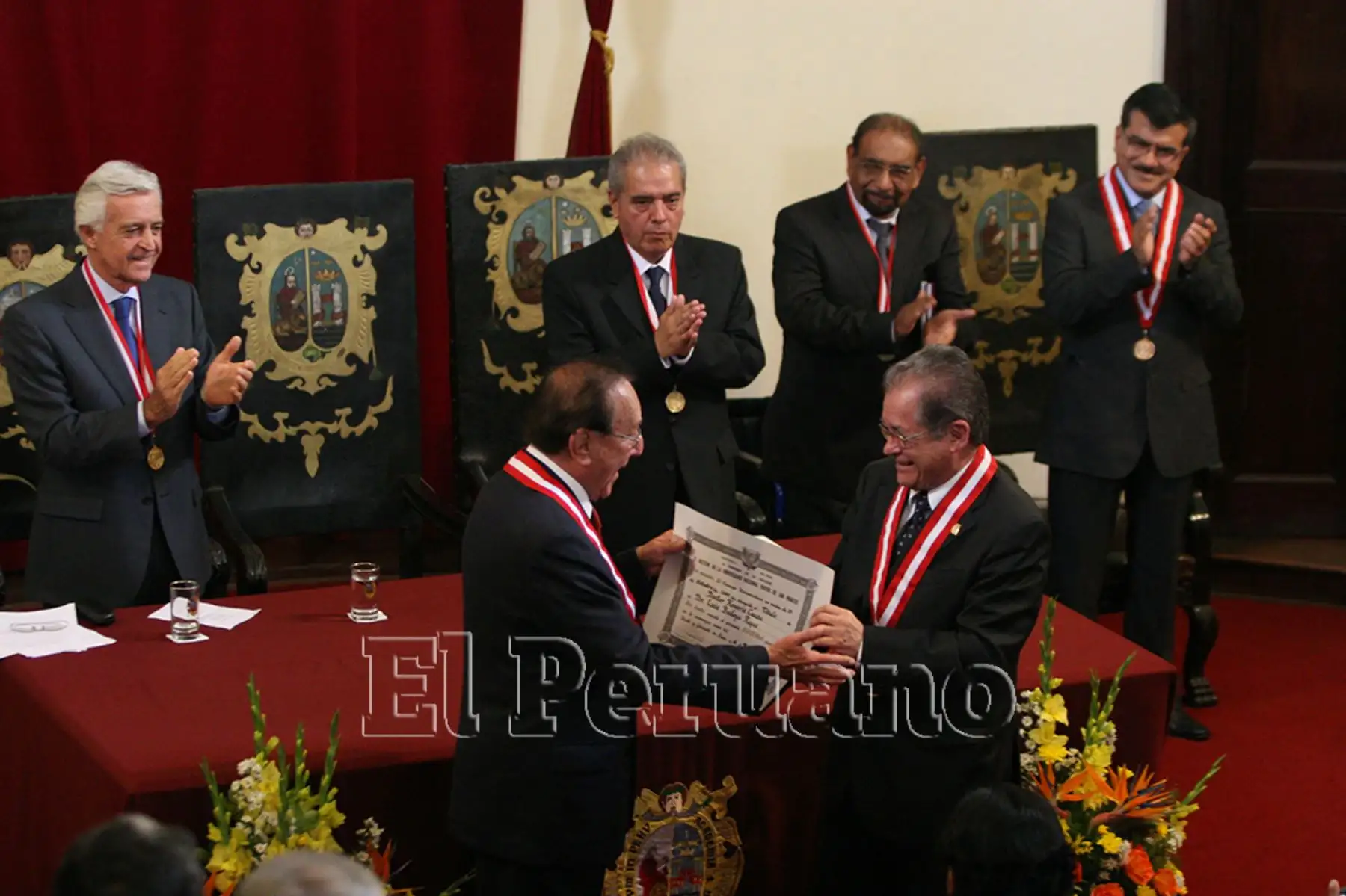 Lima - 18 noviembre 2009 / Luis Bedoya Reyes, fundador del Partido Popular Cristiano, recibe el título de Doctor Honoris Causa de la Universidad Nacional Mayor de San Marcos. Foto: Diario Oficial EL PERUANO / Héctor Vinces