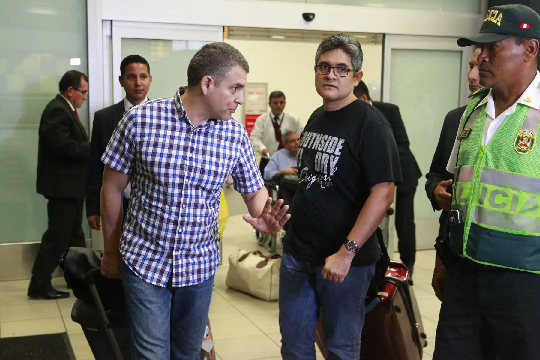 Fiscales Domingo Pérez y Rafael Vela llegan al aeropuerto internacional Jorge Chávez procedentes de Brasil.Foto: ANDINA/Eddy Ramos