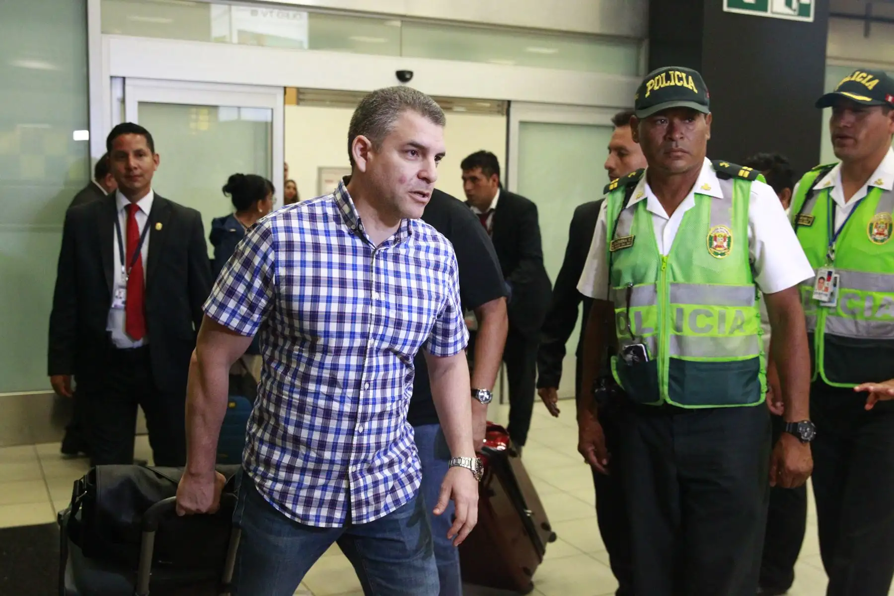 Fiscal Rafael Vela llega al aeropuerto internacional Jorge Chávez procedentes de Brasil.Foto: ANDINA/Eddy Ramos