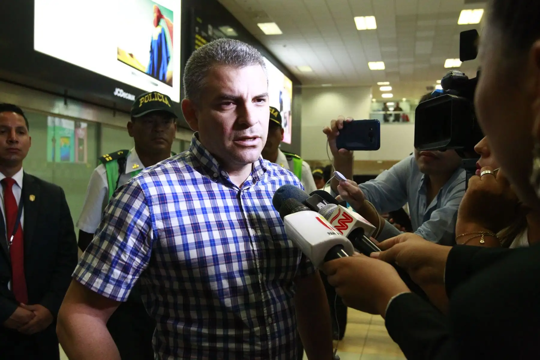 Fiscal Rafael Vela llega al aeropuerto internacional Jorge Chávez procedentes de Brasil.Foto: ANDINA/Eddy Ramos