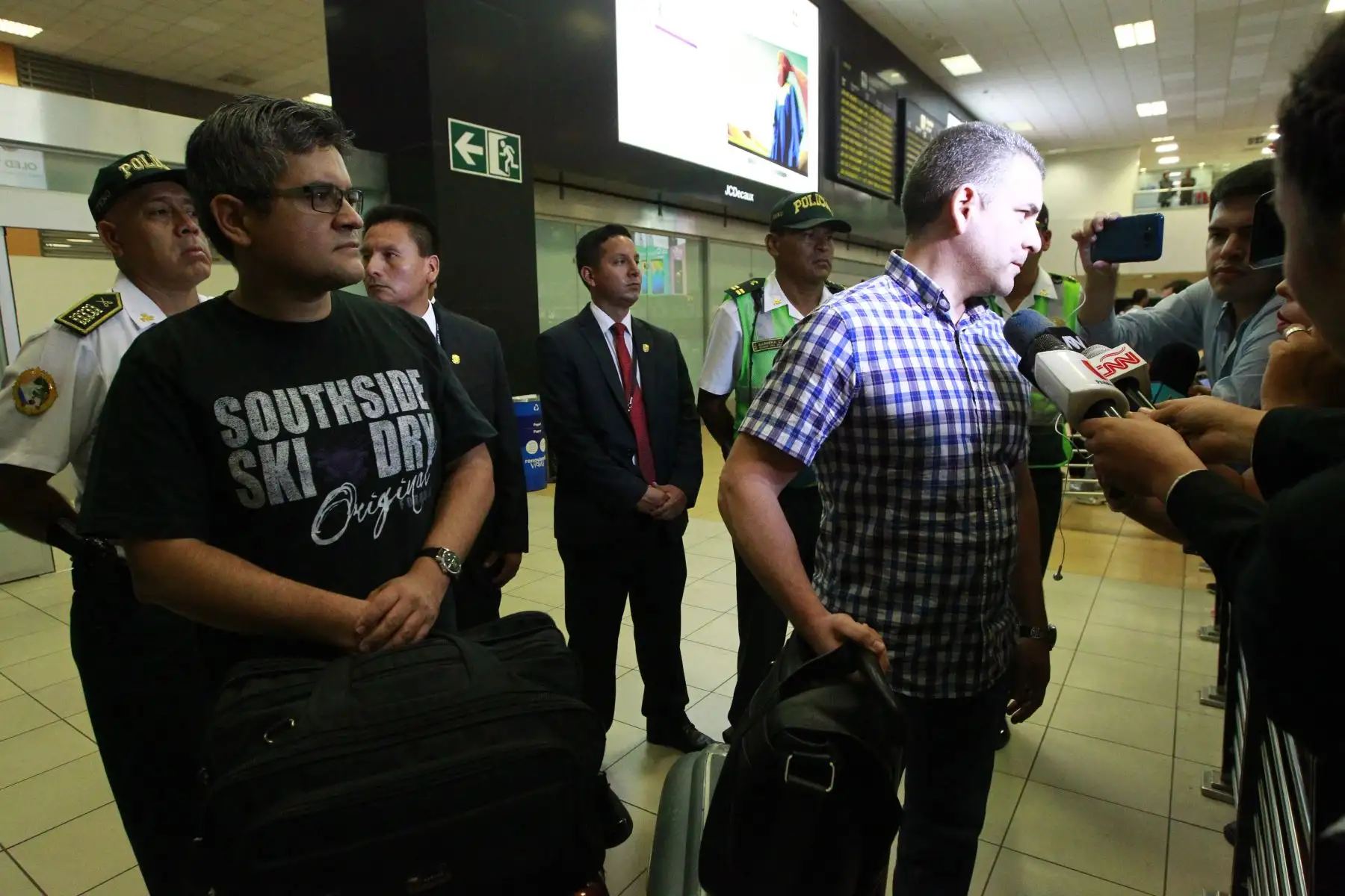 Fiscales Domingo Pérez y Rafael Vela llegan al aeropuerto internacional Jorge Chávez procedentes de Brasil.Foto: ANDINA/Eddy Ramos