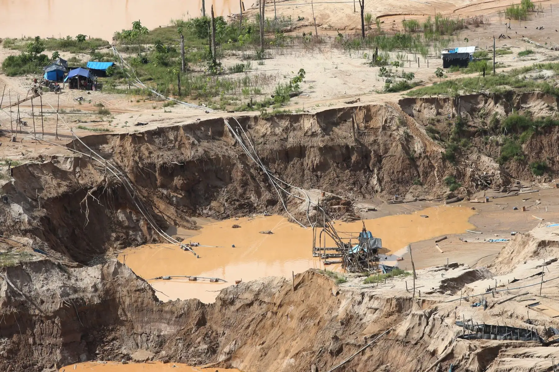 Bragas abandonadas  por los mineros ilegales, en las reservas de Tambopata, luego del Operativo Mercurio 2019. Foto: ANDINA/Jhony Laurente