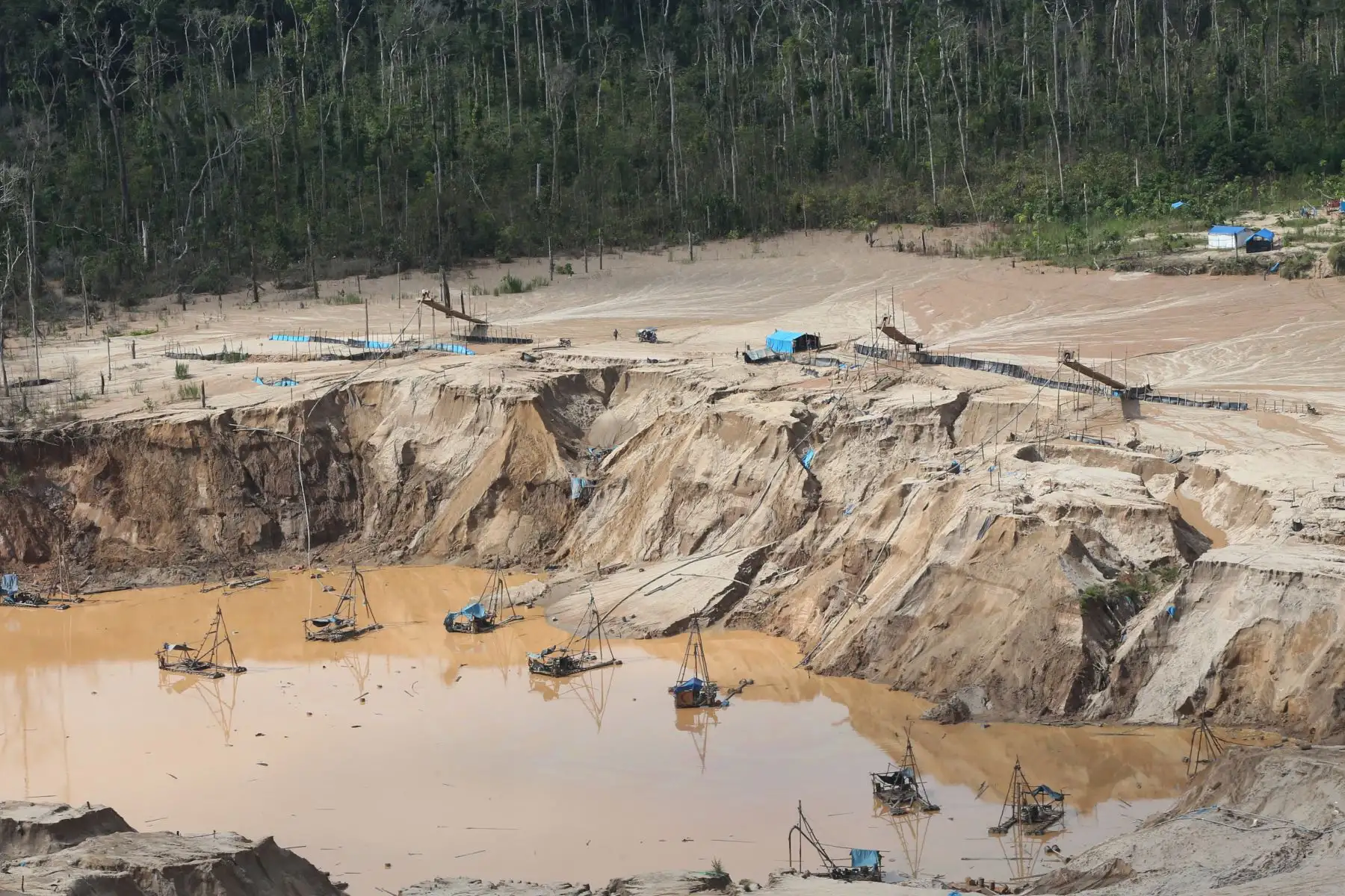 Bragas abandonadas  por los mineros ilegales, en las reservas de Tambopata, luego del Operativo Mercurio 2019. Foto: ANDINA/Jhony Laurente