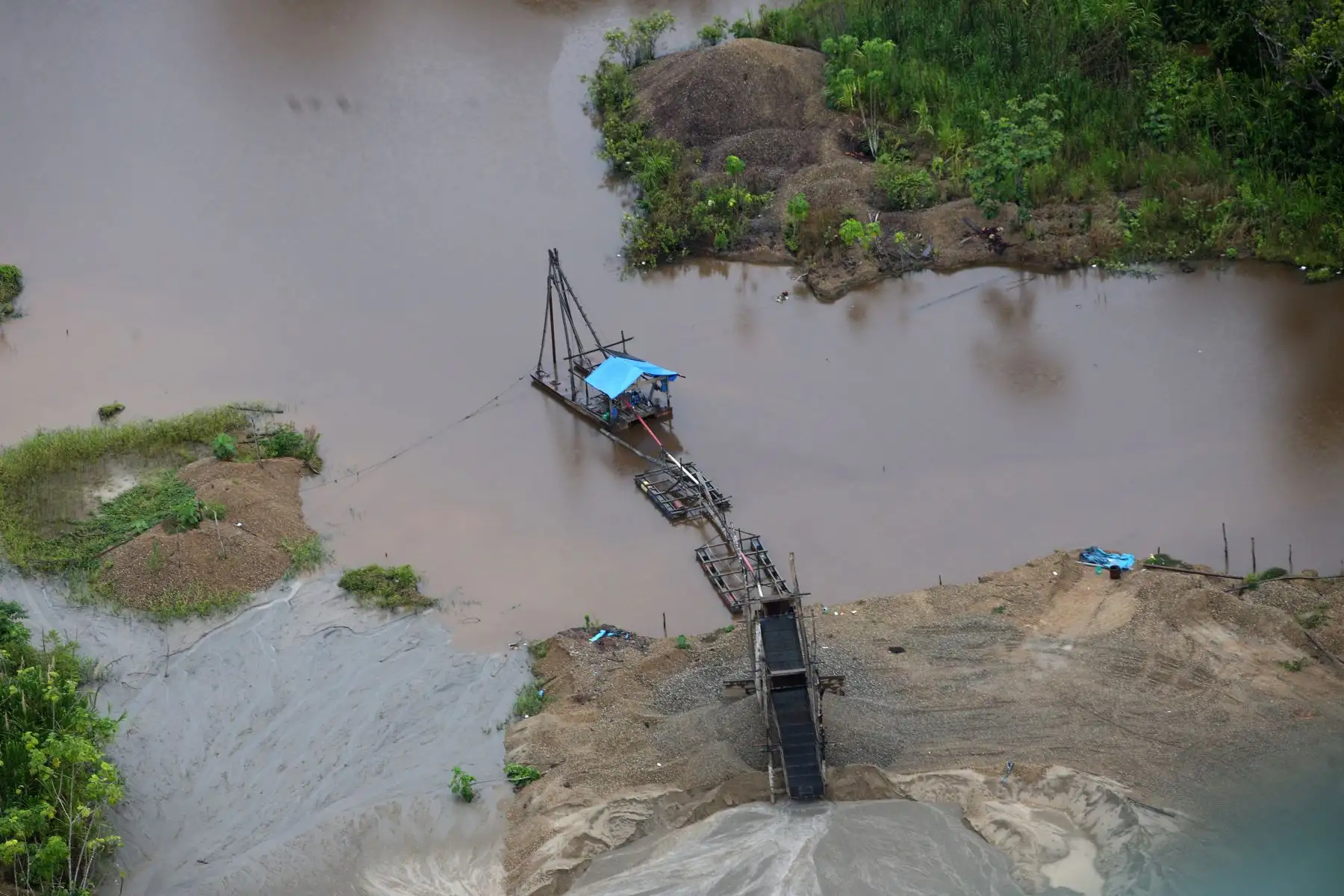 Bragas abandonadas  por los mineros ilegales, en las reservas de Tambopata, luego del Operativo Mercurio 2019. Foto: ANDINA/Jhony Laurente