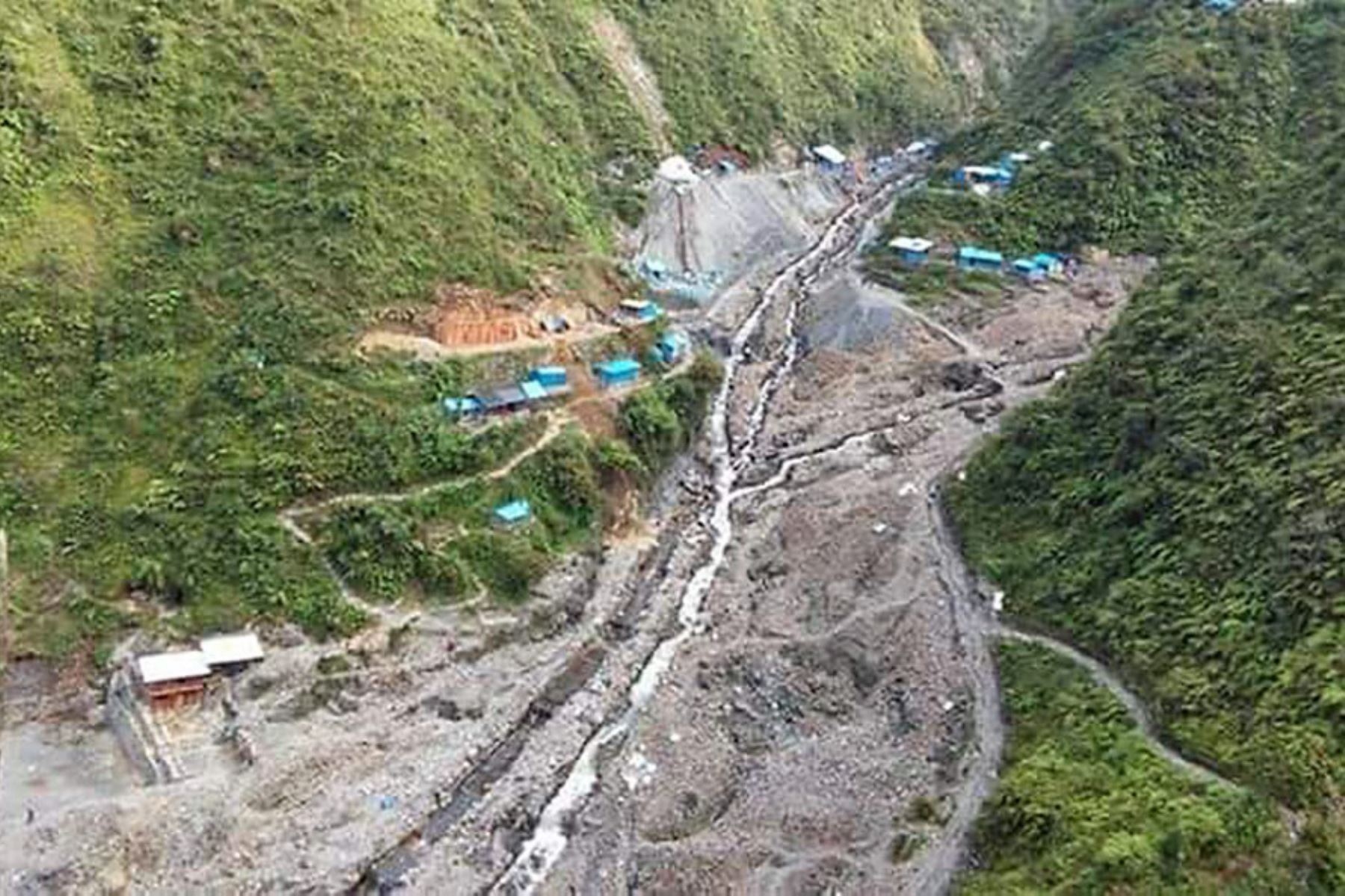 Huaico arrasa campamento minero en Puno y desaparecen seis personas.
