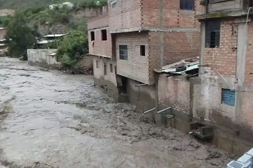 Viviendas ubicadas en el distrito de Rahuapampa, provincia de Huari, en Áncash, están en peligro por la crecida del río Puchka. ANDINA/Difusión
