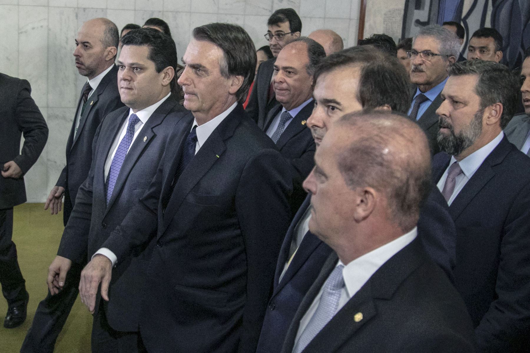 El presidente de Brasil, Jair Bolsonaro, al centro, acompañado por miembros de su gobierno, llega al Congreso Nacional en Brasilia. Foto: AFP