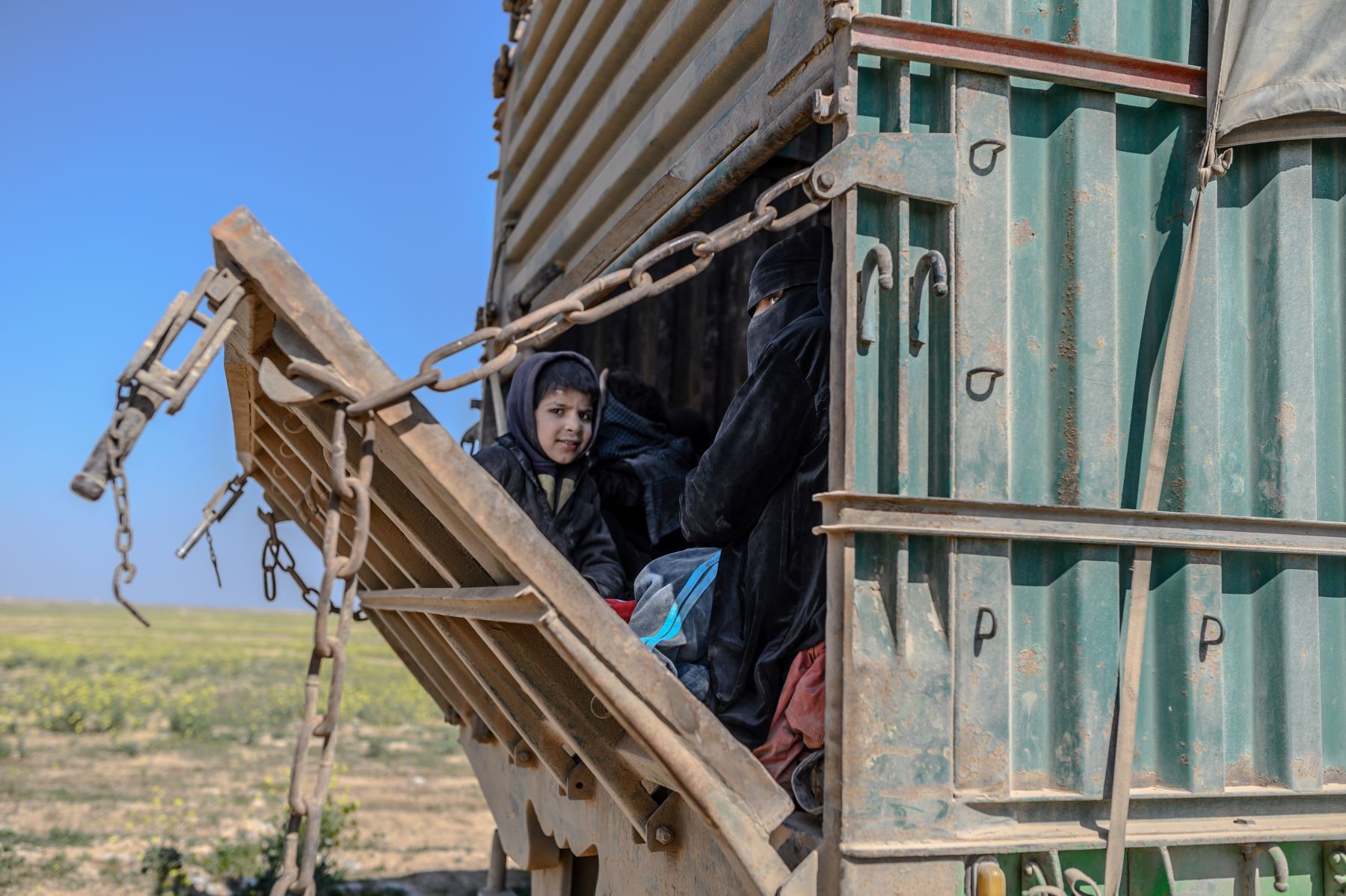 Camión que transportaba a niños como un convoy de vehículos liderados por combatientes transportados por las Fuerzas Democráticas Sirias (SDF) respaldados por los Estados Unidos que se cree que están entregando a miembros del grupo del Estado Islámico (IS) y a sus familias.  Foto: AFP
