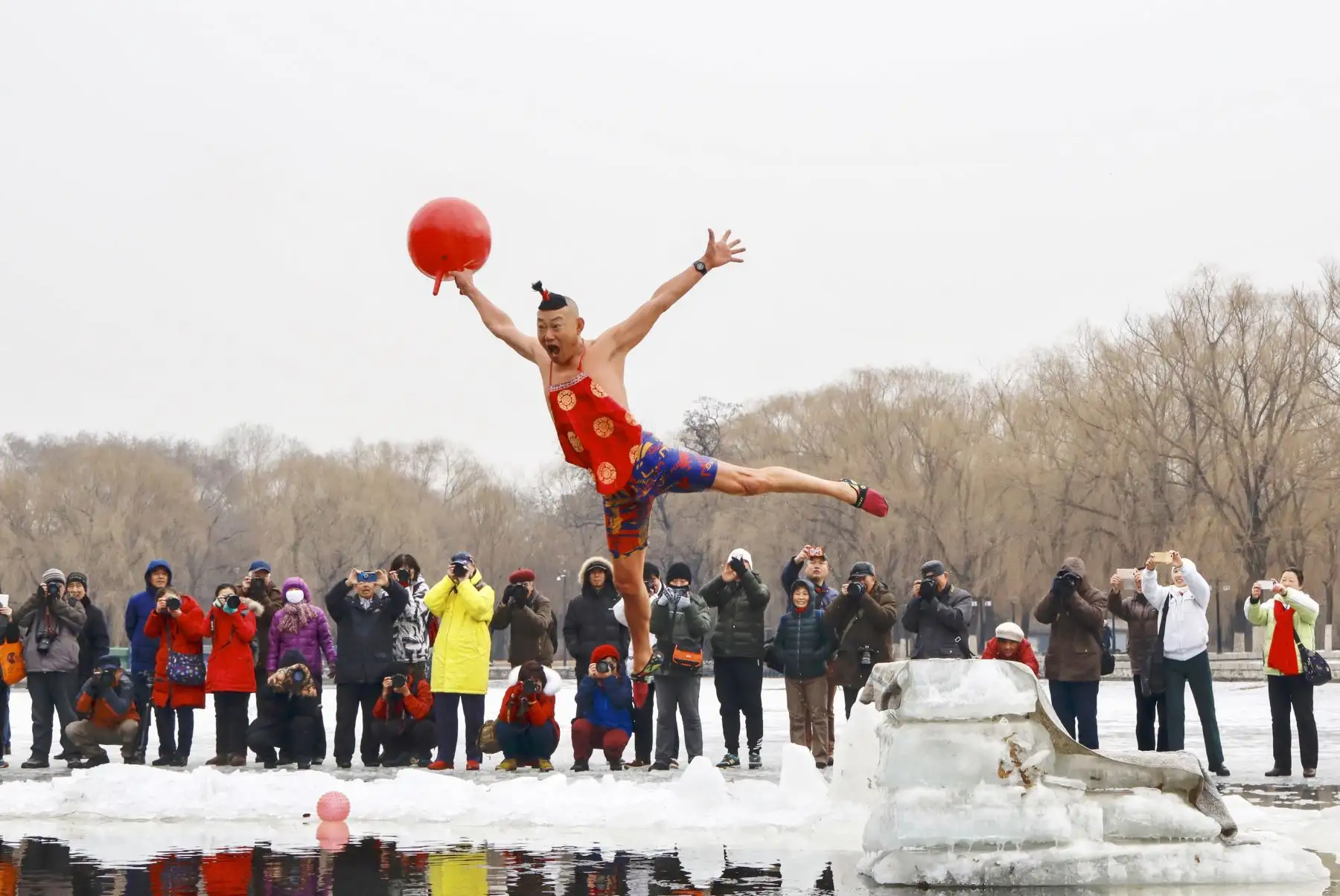 Un hombre vestido con un traje se zambulle en un lago parcialmente congelado en Shenyang, en la provincia nororiental china de Liaoning. AFP