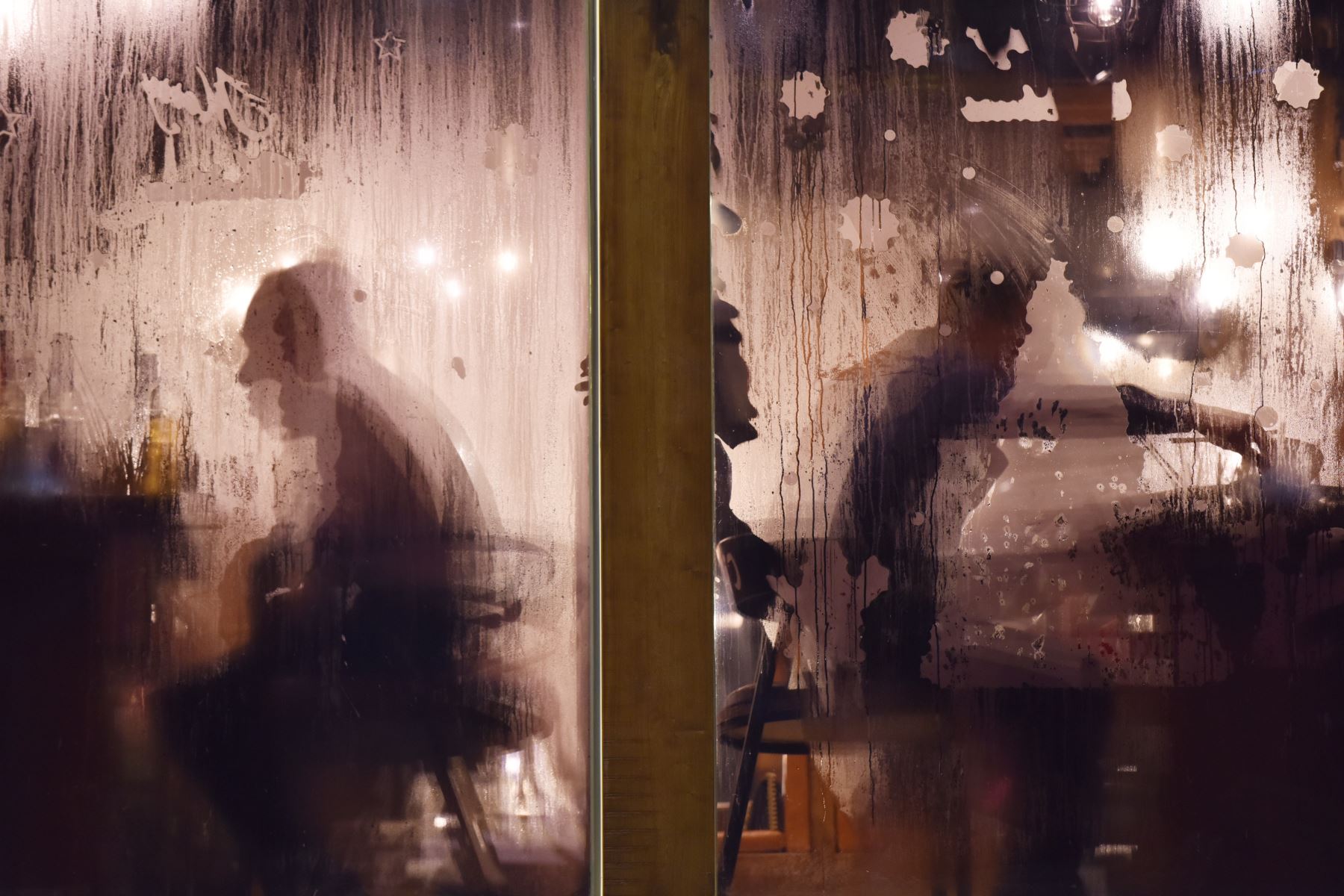 Los comensales son vistos a través de las ventanas al vapor de un restaurante en Beijing. AFP