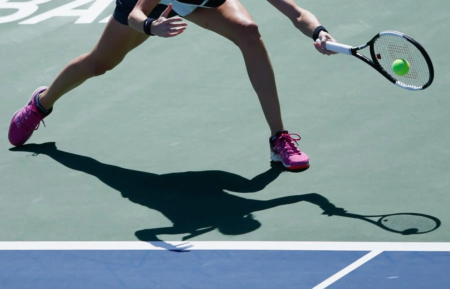 La tenista checa Petra Kvitova devuelve la bola a la estadounidense Jennifer Brady este miércoles durante su partido de tercera ronda del torneo WTA de Dubai (Emiratos Árabes Unidos). EFE