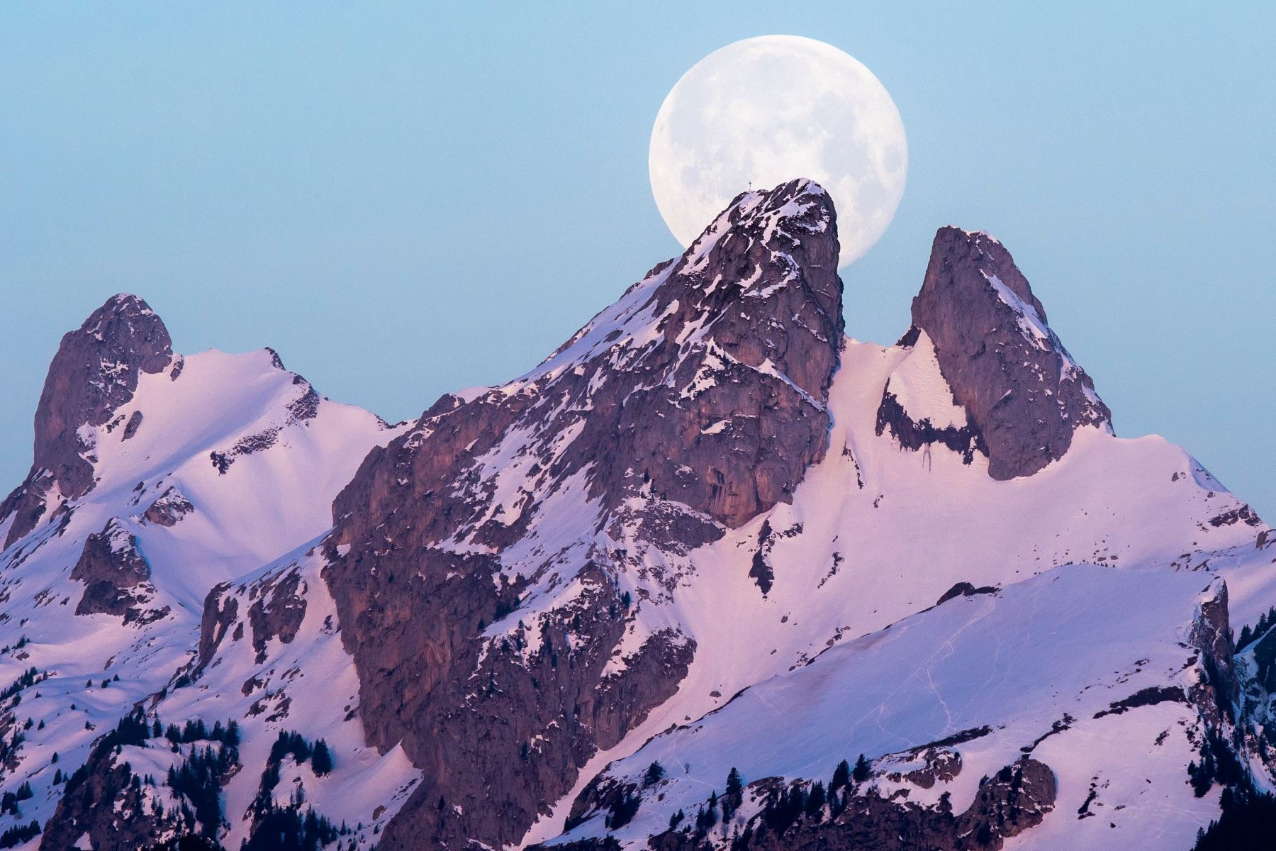 Vista de la Super luna tras las montañas Les Jumelles este miércoles en Plambuit (Suiza). EFE