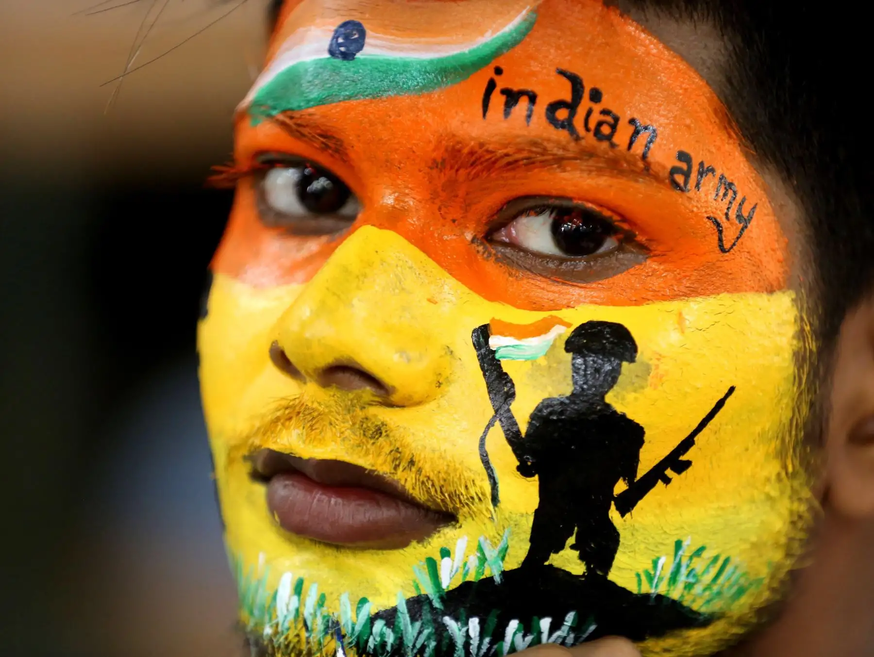 Una estudiante india participa en un concurso de pintura facial organizado por la escuela universitaria politécnica de Sardar Vallabh Bhai Patel,  en Bhopal, India. La escuela rinde tributo a los 44 miembros del personal de la policÌa que murieron en un ataque militar en el barrio Pulwama, en Cachemira, durante un concurso de pintura facial con motivo de la festividad anual del centro educativo. EFE
