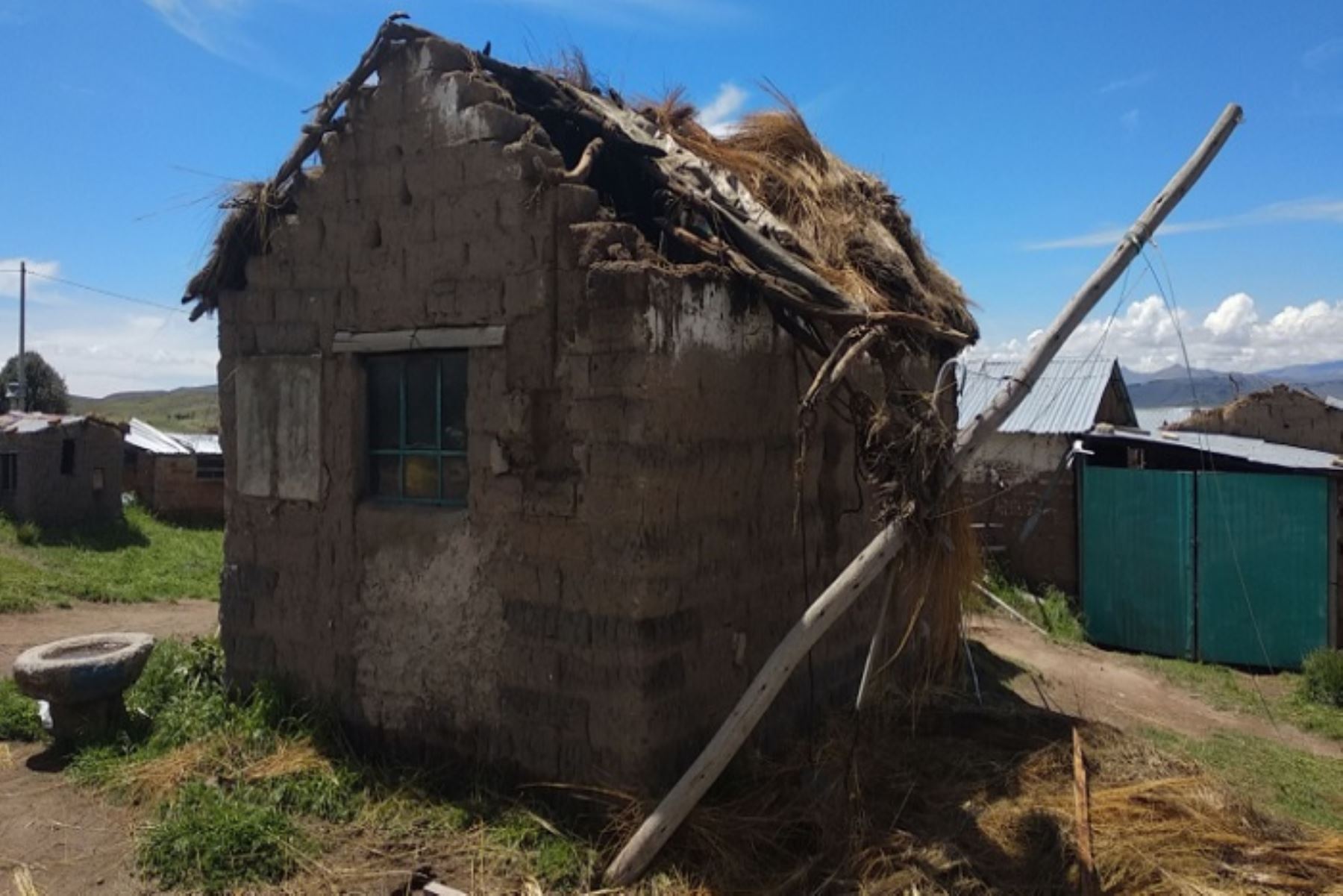 Vientos fuertes dañaron los techos de 13 viviendas y de 3 aulas de la Institución Educativa Primaria N°70591, en el sector Corcoroni del distrito de Cabana, provincia de San Román, en la región Puno, informó el Instituto Nacional de Defensa Civil (Indeci).