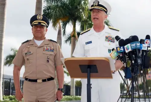 El almirante de la Marina de Estados Unidos Craig S. Faller, jefe del Comando Sur de Estados Unidos, y el comandante general de las Fuerzas Militares de Colombia, general del Ejército Luis Navarro Jiménez. Foto: AFP.