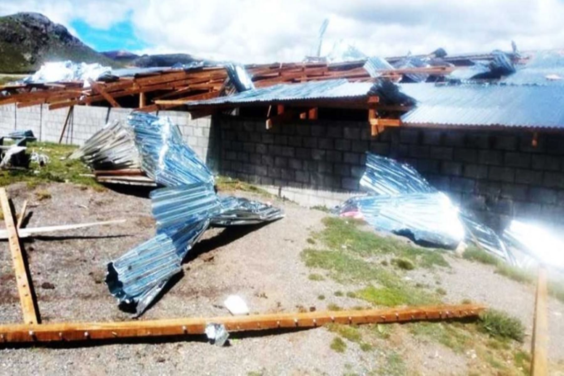 A consecuencia de un ventarrón los techos de varias viviendas resultaron afectadas en la zona de Carpacuncan del centro poblado San Agustín de Huaychao, en el distrito de Huayllay, región Pasco.