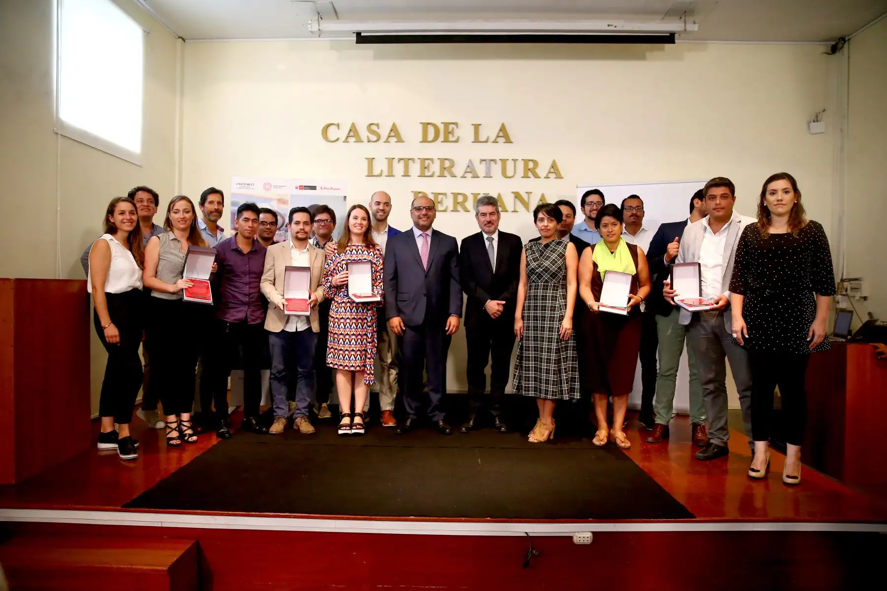 El Ministro de Educación, Daniel Alfaro, junto al Ministro de Cultura, presentan a los ganadores del Primer Concurso Internacional de Anteproyectos Arquitectónicos de Catálogos de Escuelas Modulares.. Foto: ANDINA/Luis Iparraguirre