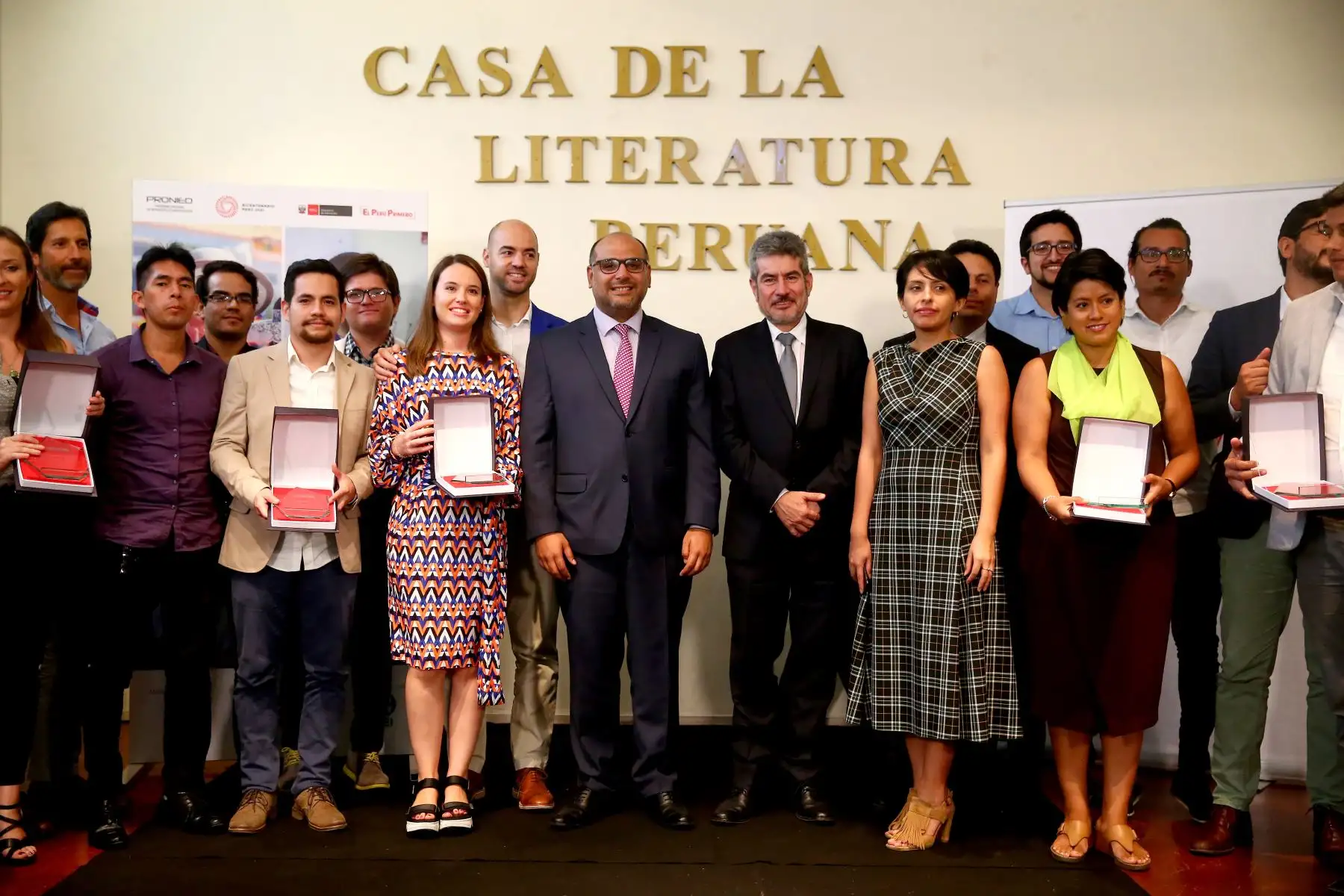 El Ministro de Educación, Daniel Alfaro, junto al Ministro de Cultura, presentan a los ganadores del Primer Concurso Internacional de Anteproyectos Arquitectónicos de Catálogos de Escuelas Modulares.. Foto: ANDINA/Luis Iparraguirre
