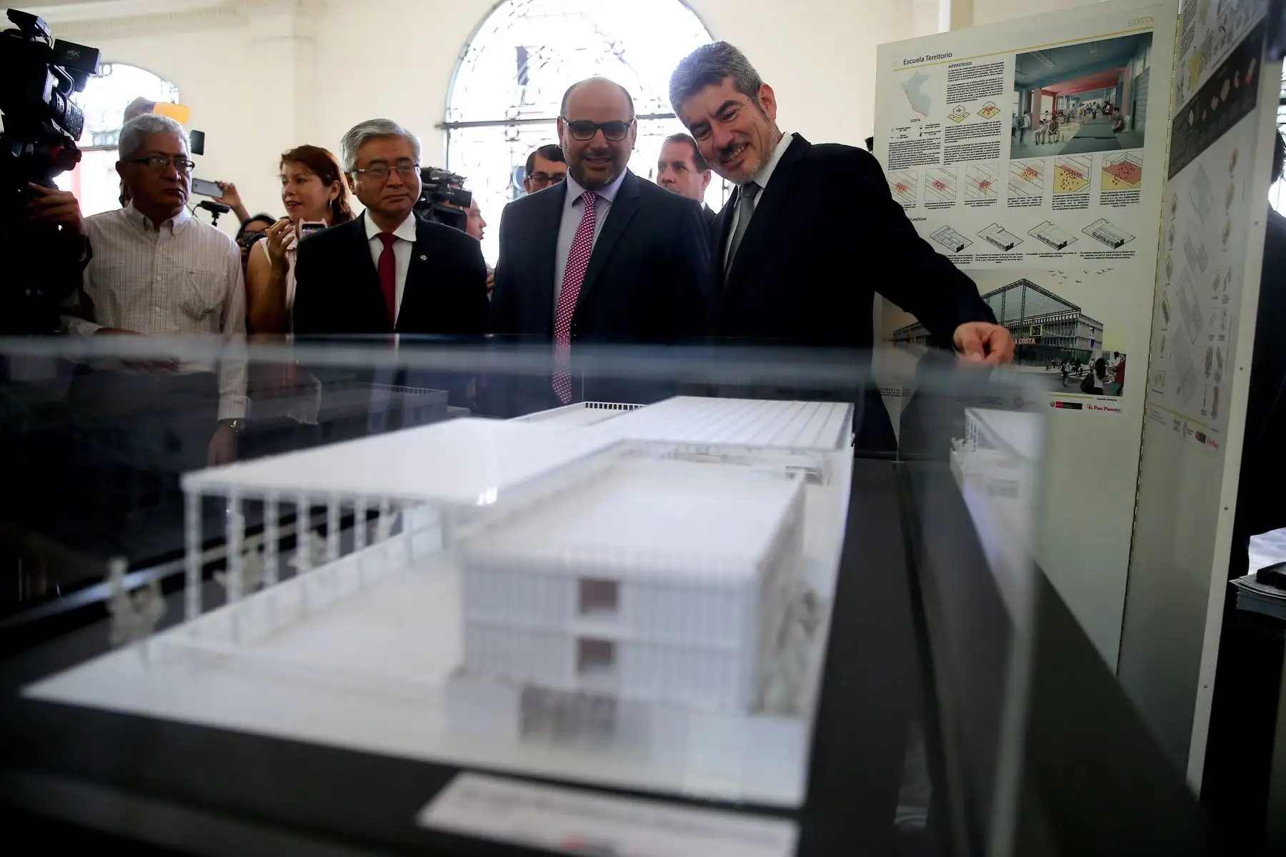 El Ministro de Educación, Daniel Alfaro, junto al Ministro de Cultura, presentan a los ganadores del Primer Concurso Internacional de Anteproyectos Arquitectónicos de Catálogos de Escuelas Modulares.. Foto: ANDINA/Luis Iparraguirre