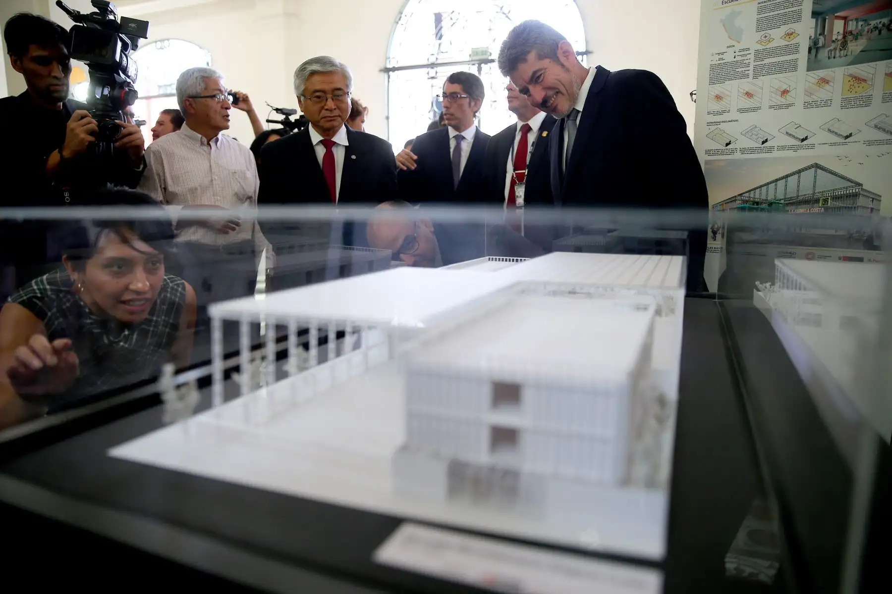 El Ministro de Educación, Daniel Alfaro, junto al Ministro de Cultura, presentan a los ganadores del Primer Concurso Internacional de Anteproyectos Arquitectónicos de Catálogos de Escuelas Modulares.. Foto: ANDINA/Luis Iparraguirre