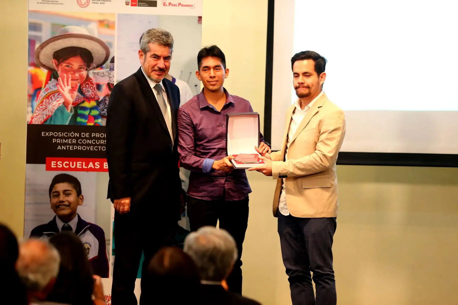 El Ministro de Educación, Daniel Alfaro, junto al Ministro de Cultura, presentan a los ganadores del Primer Concurso Internacional de Anteproyectos Arquitectónicos de Catálogos de Escuelas Modulares.. Foto: ANDINA/Luis Iparraguirre