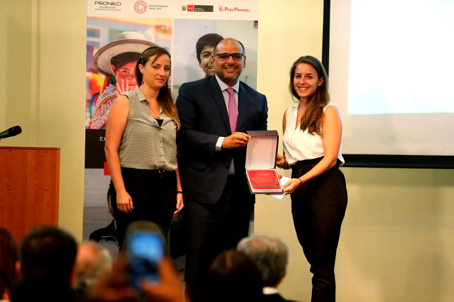 El Ministro de Educación, Daniel Alfaro, junto al Ministro de Cultura, presentan a los ganadores del Primer Concurso Internacional de Anteproyectos Arquitectónicos de Catálogos de Escuelas Modulares.. Foto: ANDINA/Luis Iparraguirre