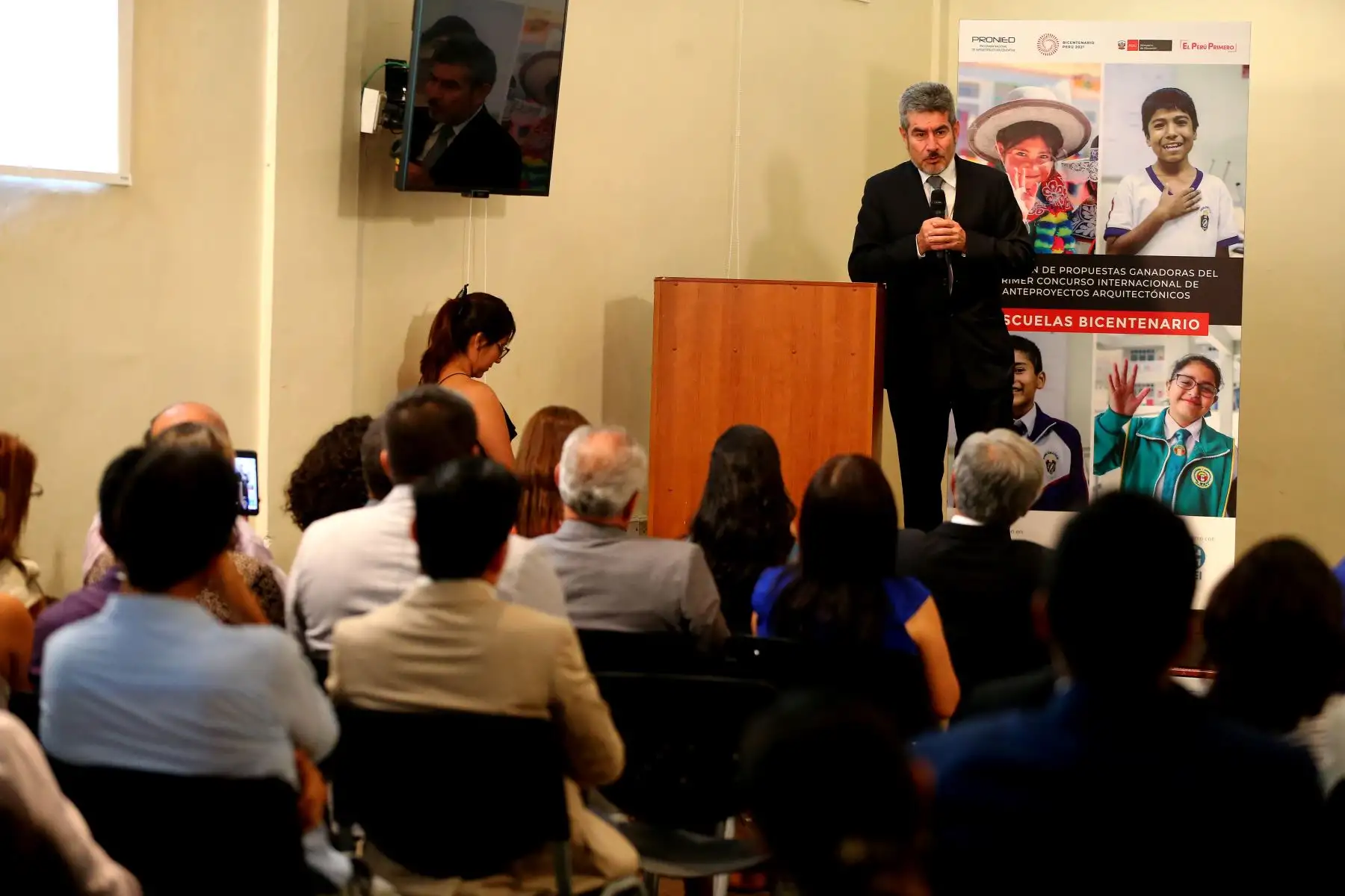 El Ministro de Educación, Daniel Alfaro, junto al Ministro de Cultura, presentan a los ganadores del Primer Concurso Internacional de Anteproyectos Arquitectónicos de Catálogos de Escuelas Modulares.. Foto: ANDINA/Luis Iparraguirre