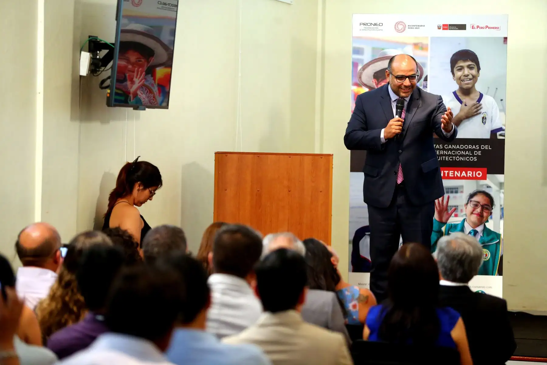 El Ministro de Educación, Daniel Alfaro, junto al Ministro de Cultura, presentan a los ganadores del Primer Concurso Internacional de Anteproyectos Arquitectónicos de Catálogos de Escuelas Modulares.. Foto: ANDINA/Luis Iparraguirre