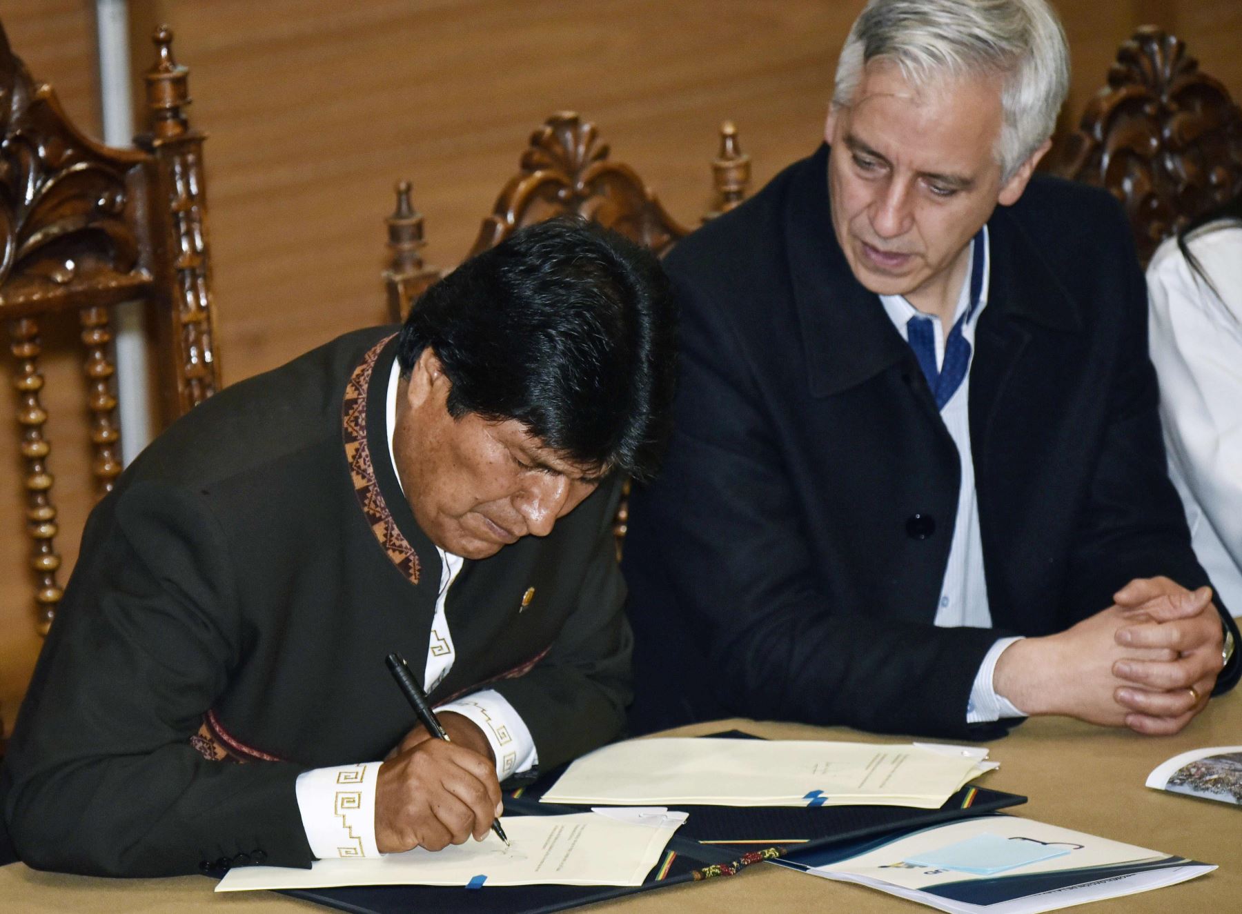 el presidente de Bolivia, Evo Morales Ayma y el vicepresidente Álvaro García Linera firman la ley. Foto: AFP