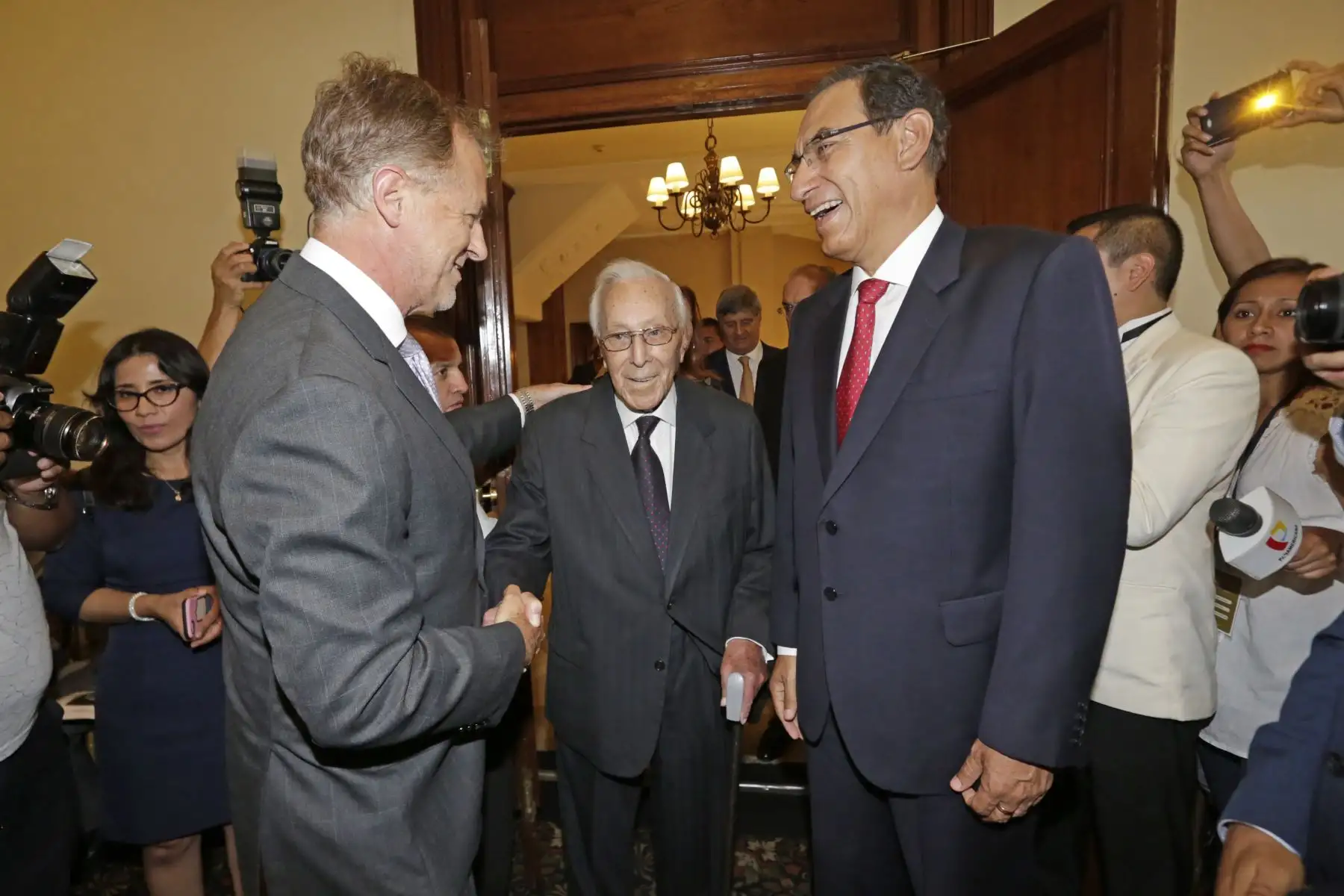 Presidente Martín Vizcarra participaò en ceremonia de homenaje a Luis Bedoya por sus 100 años de vida.Foto: ANDINA/Prensa Presidencia