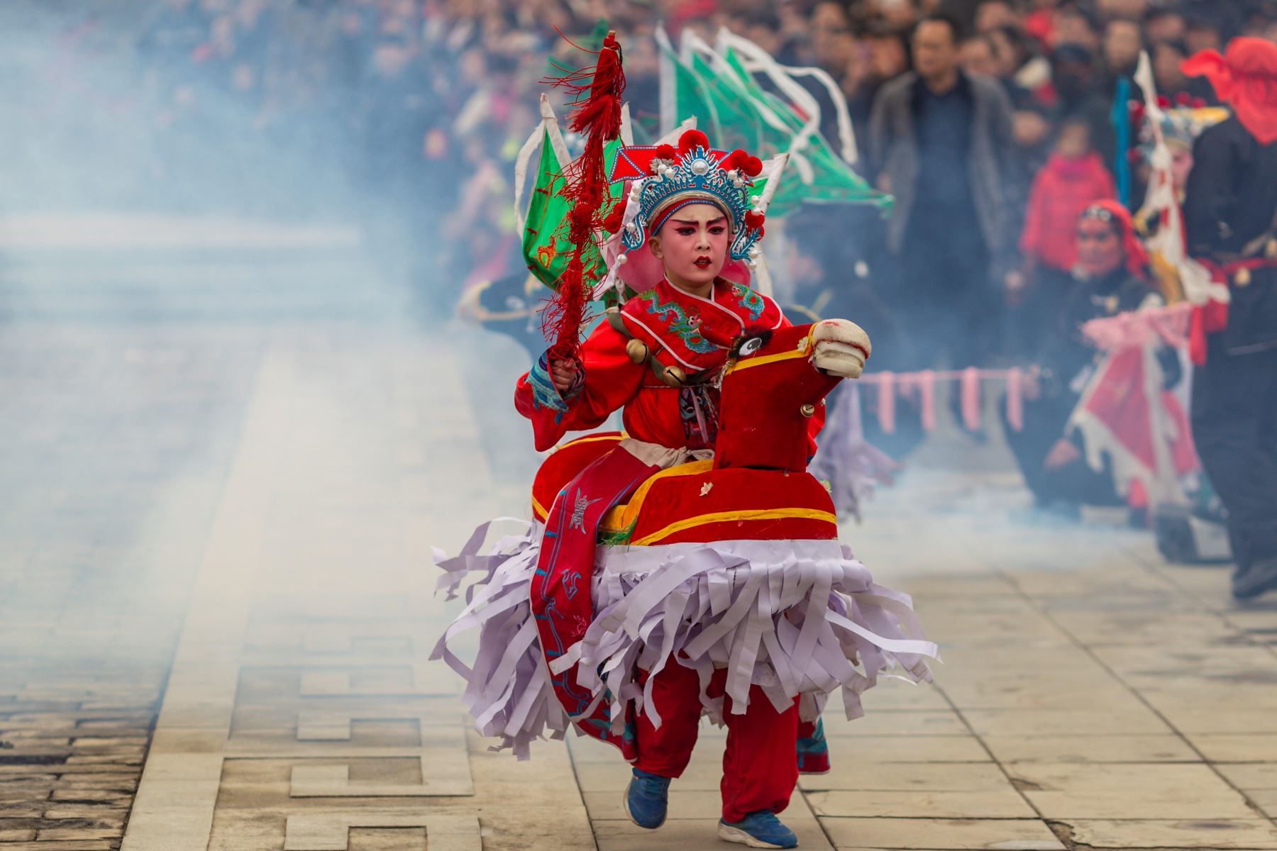 Un niño se presenta frente a los aldeanos este lunes durante una celebración del Festival de los Faroles y del Año Nuevo Chino en el condado de Zhouzhi, provincia de Shaanxi, (China). Foto: EFE