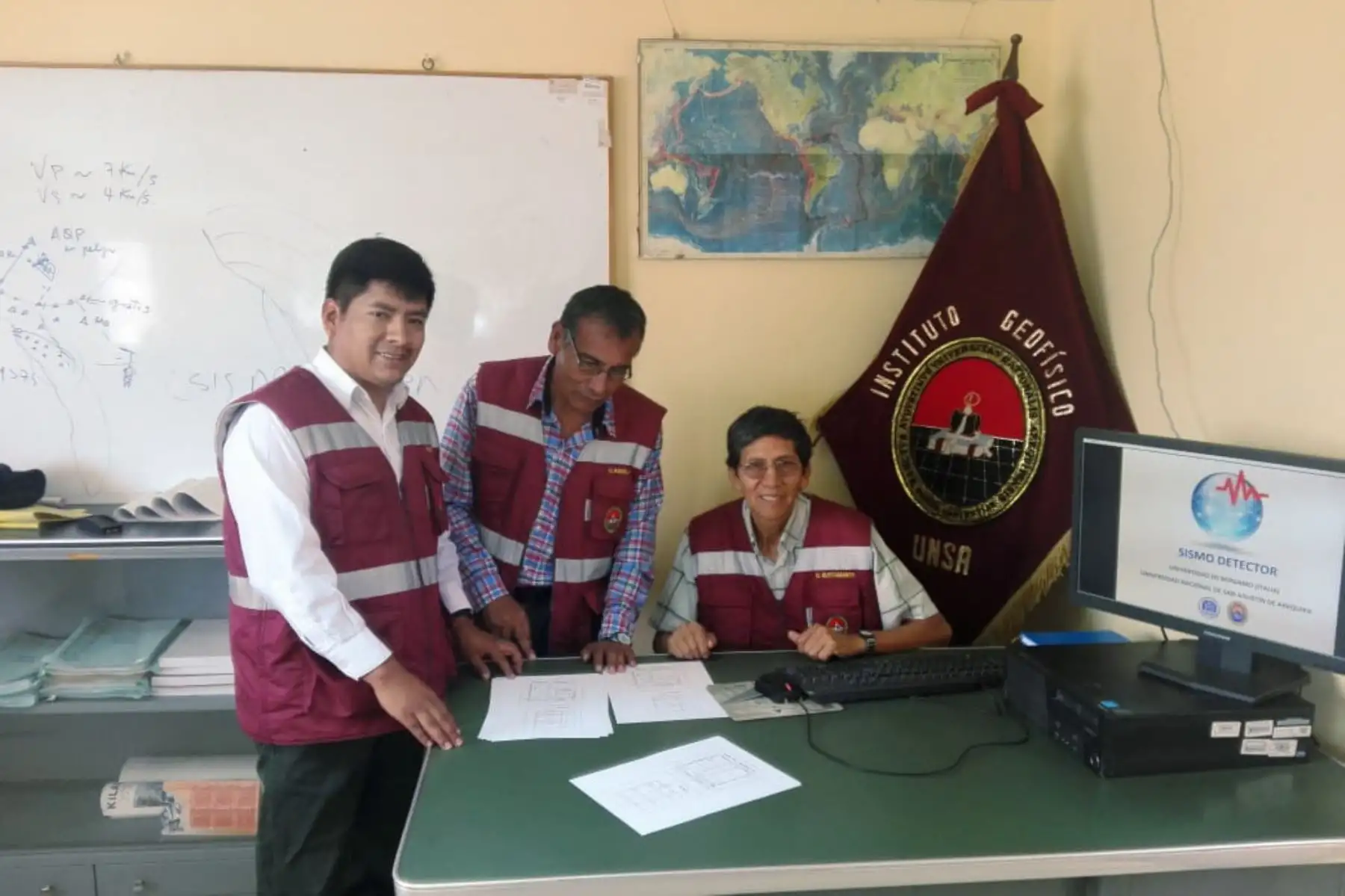 El docente investigador Orlando Macedo (sentado) lidera el equipo de la UNSA que desarrolla aplicación para que el celular sea un sistema de alerta temprana de sismo.