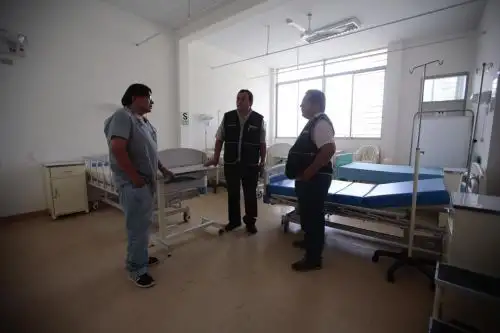 Equipos técnicos del Minsa inspecciona establecimientos de salud afectados por lluvias en Piura.