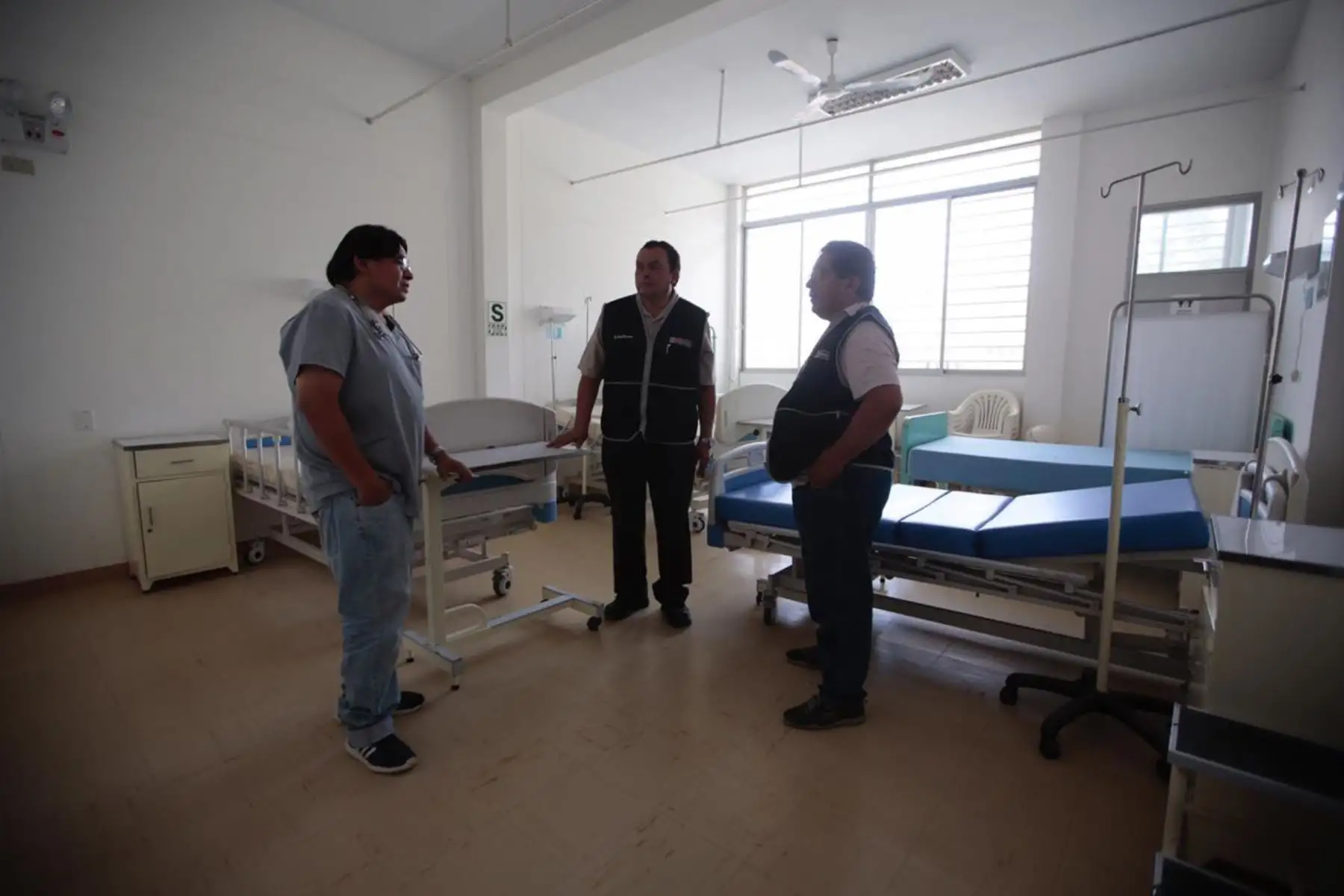 Equipos técnicos del Minsa inspecciona establecimientos de salud afectados por lluvias en Piura.