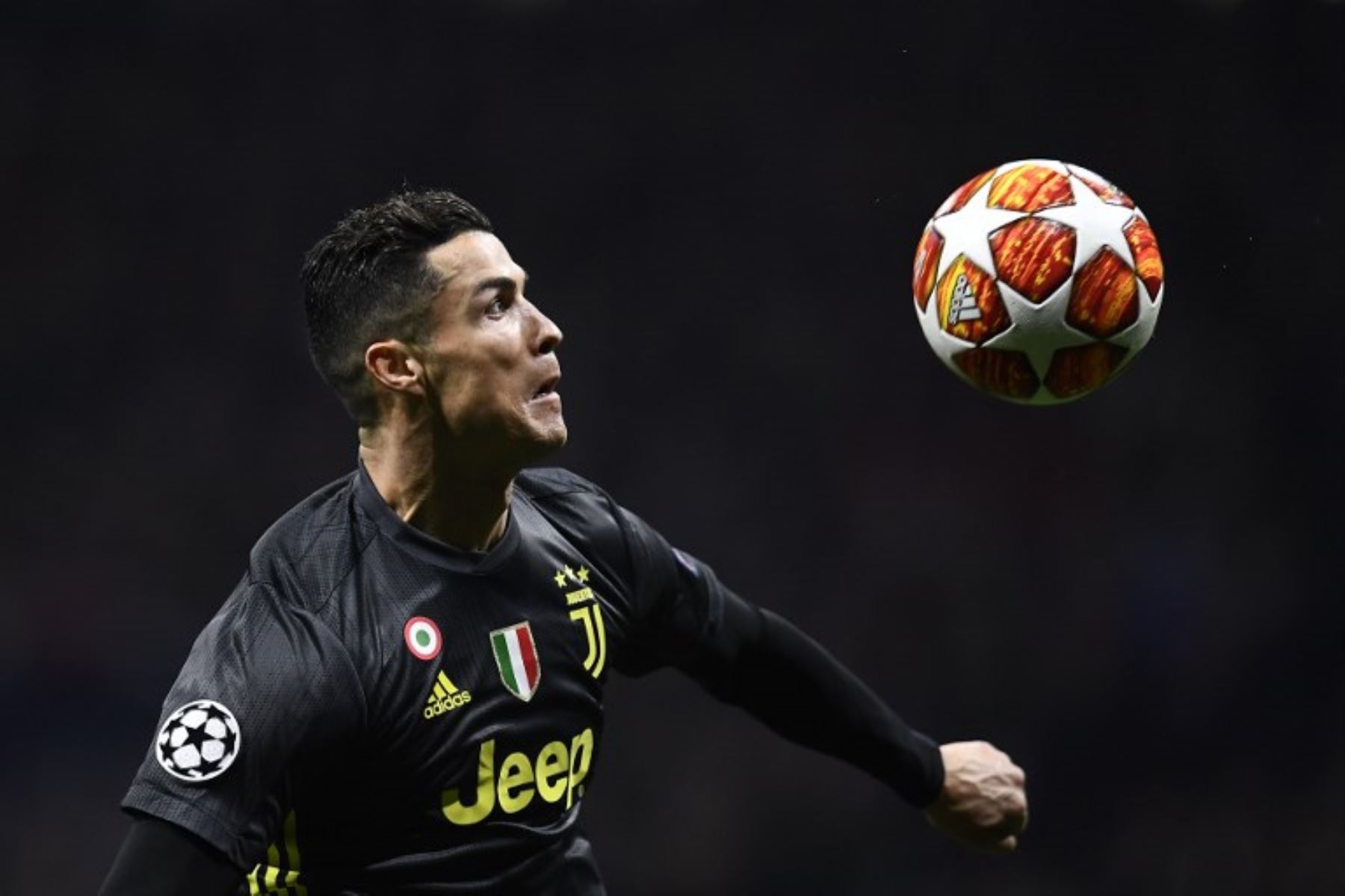 Ronaldo con Juventus en su hora complicada en la Liga de Campeones
