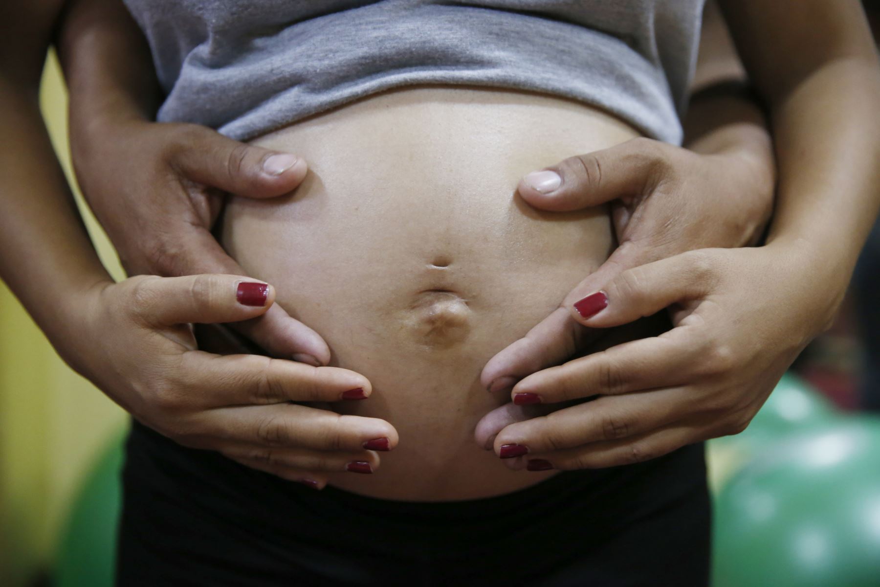En China, cuatro bebés de madres con covid-19 nacieron sin el virus. Estudios no son universales aún y deberán continuar.