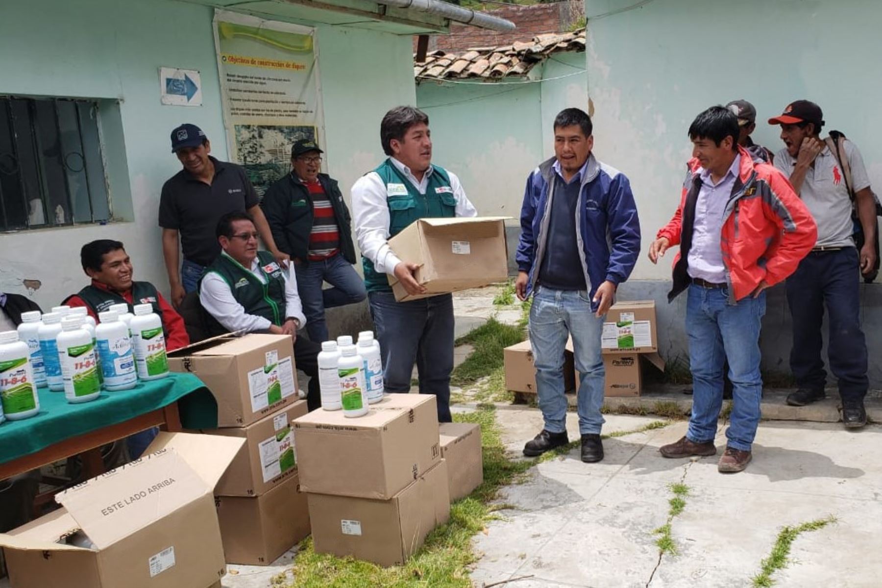 Entregan ayuda a agricultores de Huancavelica afectados por eventos naturales.