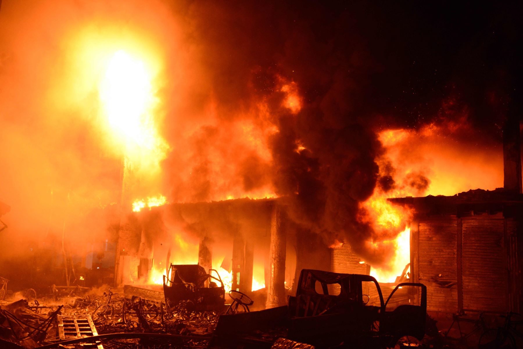 Las llamas y el humo se levantan de un edificio en la parte antigua de la capital de Bangladesh. Foto: AFP