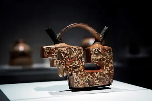 Botella de doble pico y asa puente que representa una escena de combate ritual y captura de cabezas, que forma parte de la exposición que ha presentado la Fundación Telefónica. Foto: EFE