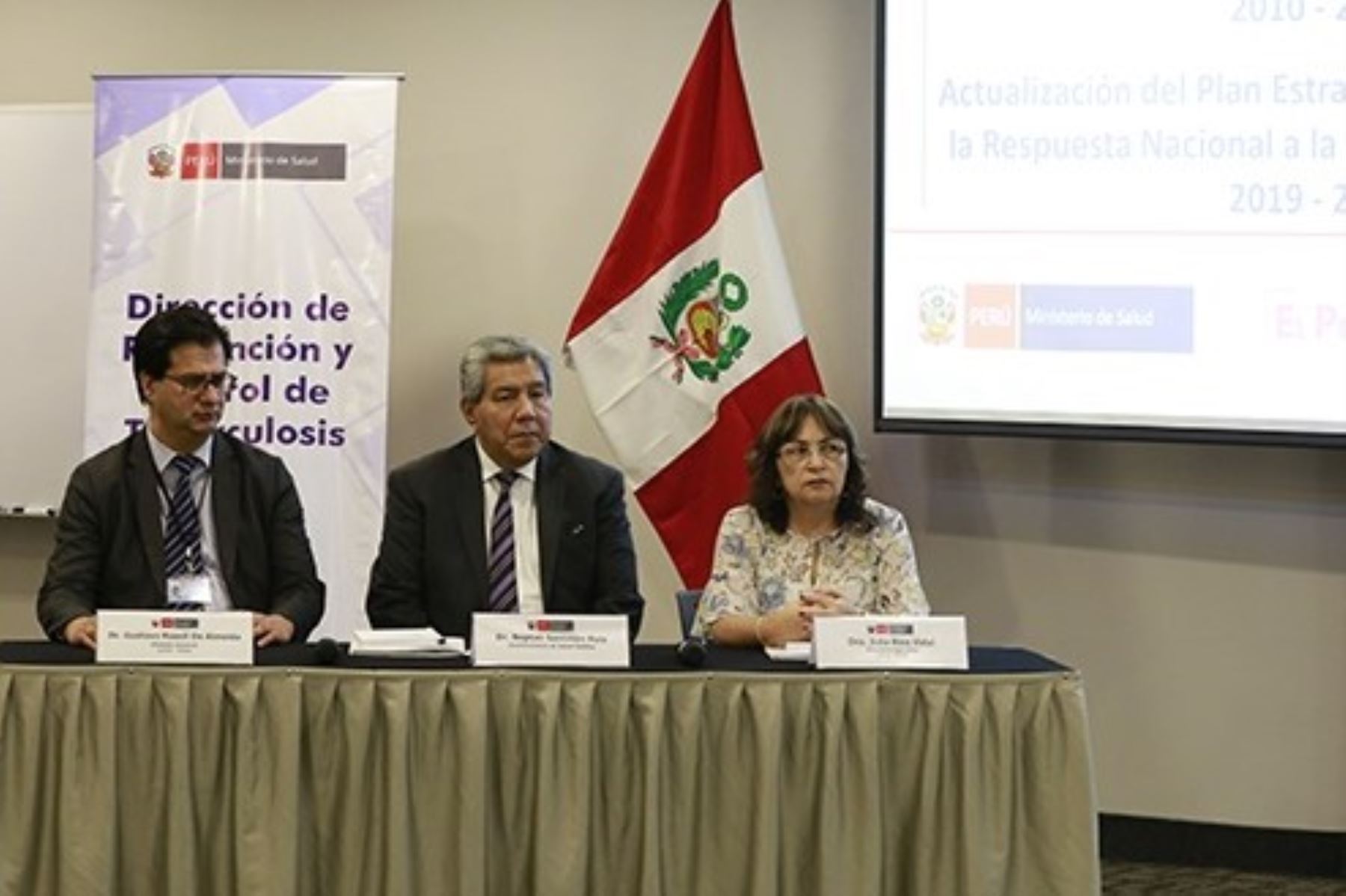 Neptalí Santillán, viceministro de Salud Pública, se reunió con funcionarios de salud de las regiones para evaluar el plan estratégico 2010- 2019 de lucha contra la tuberculosis en el Perú.