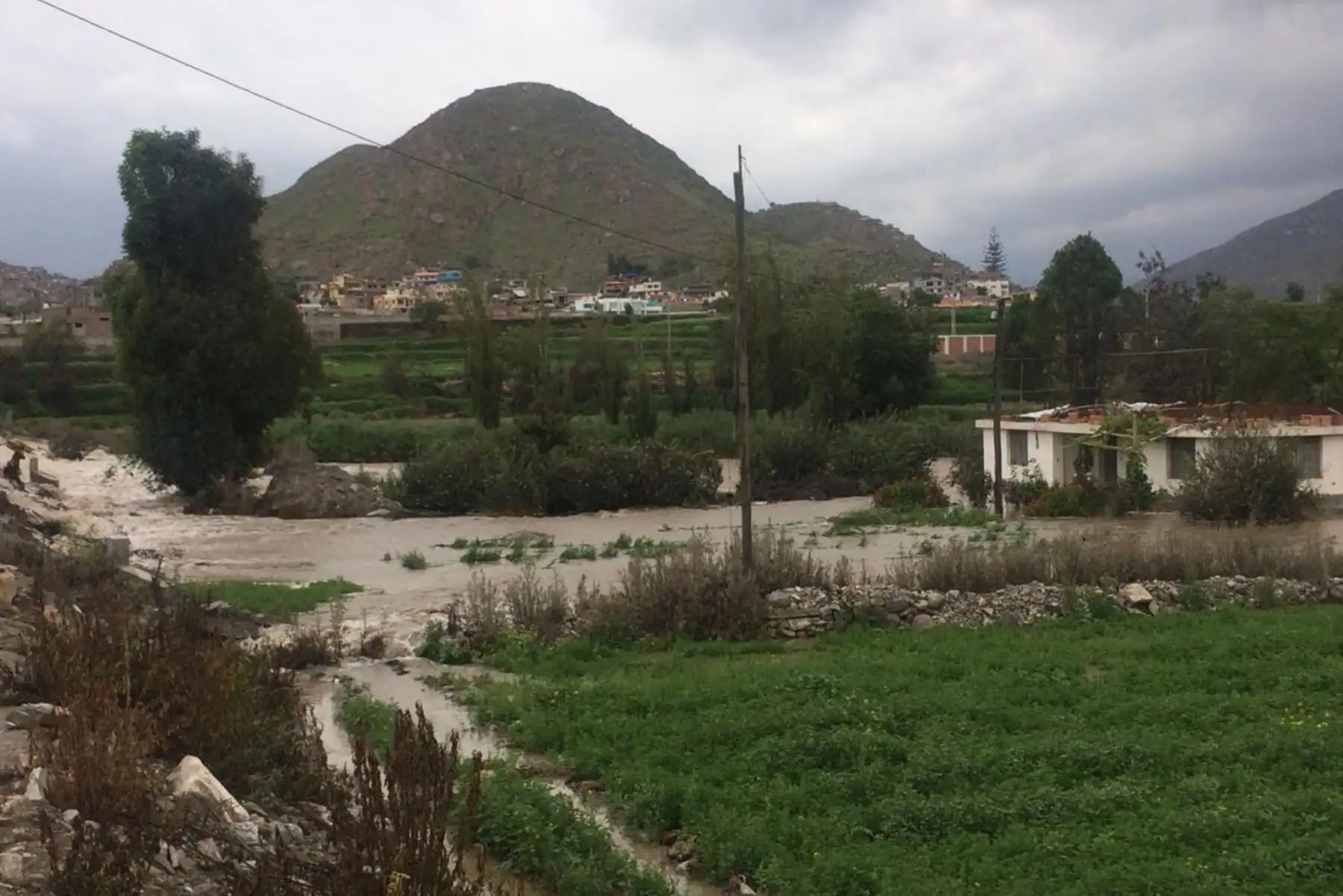 Desborde del río Chili en Arequipa. Foto.ANDINA/ Cortesía Rocío Méndez