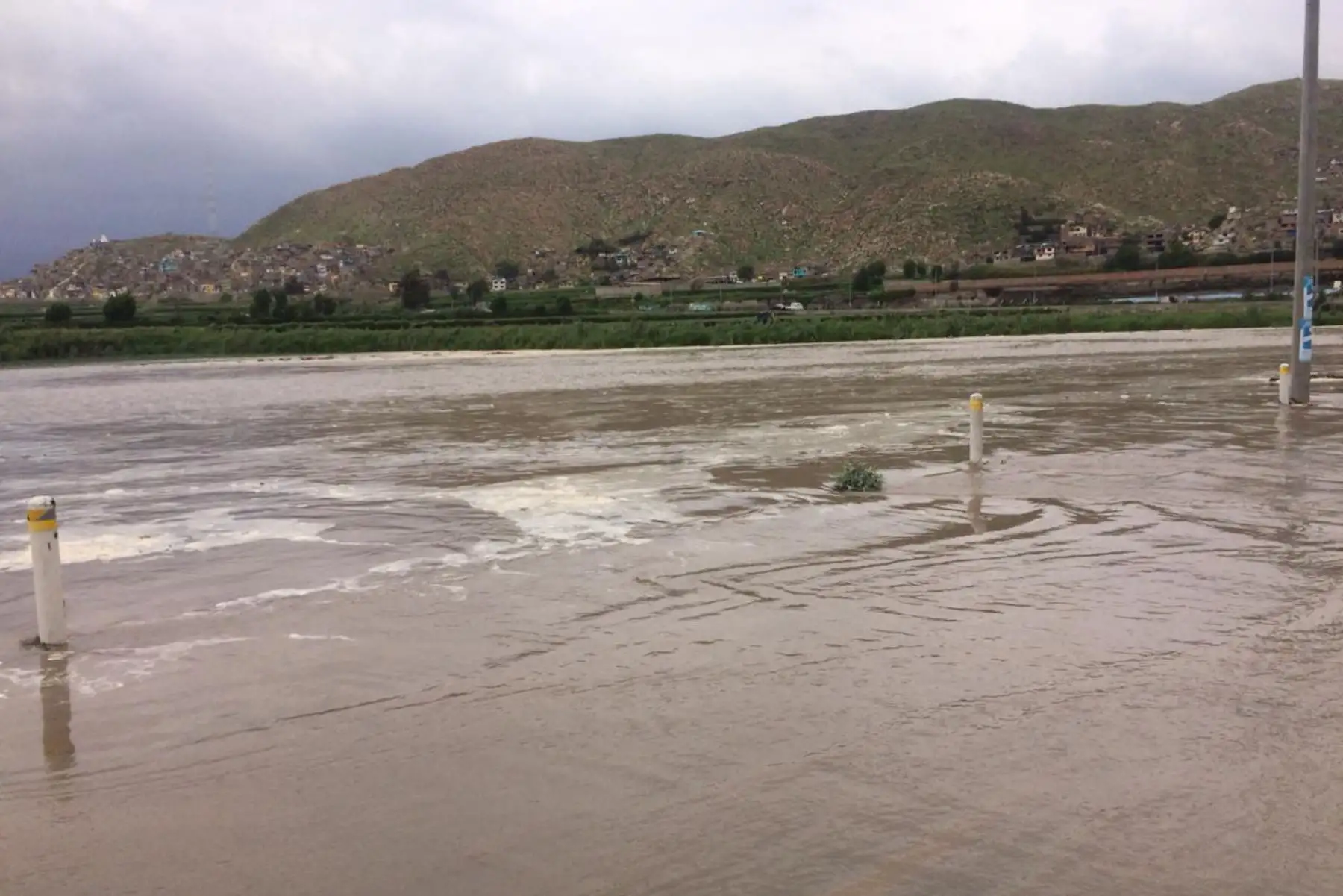 Desborde del río Chili en Arequipa. Foto.ANDINA/ Cortesía Rocío Méndez