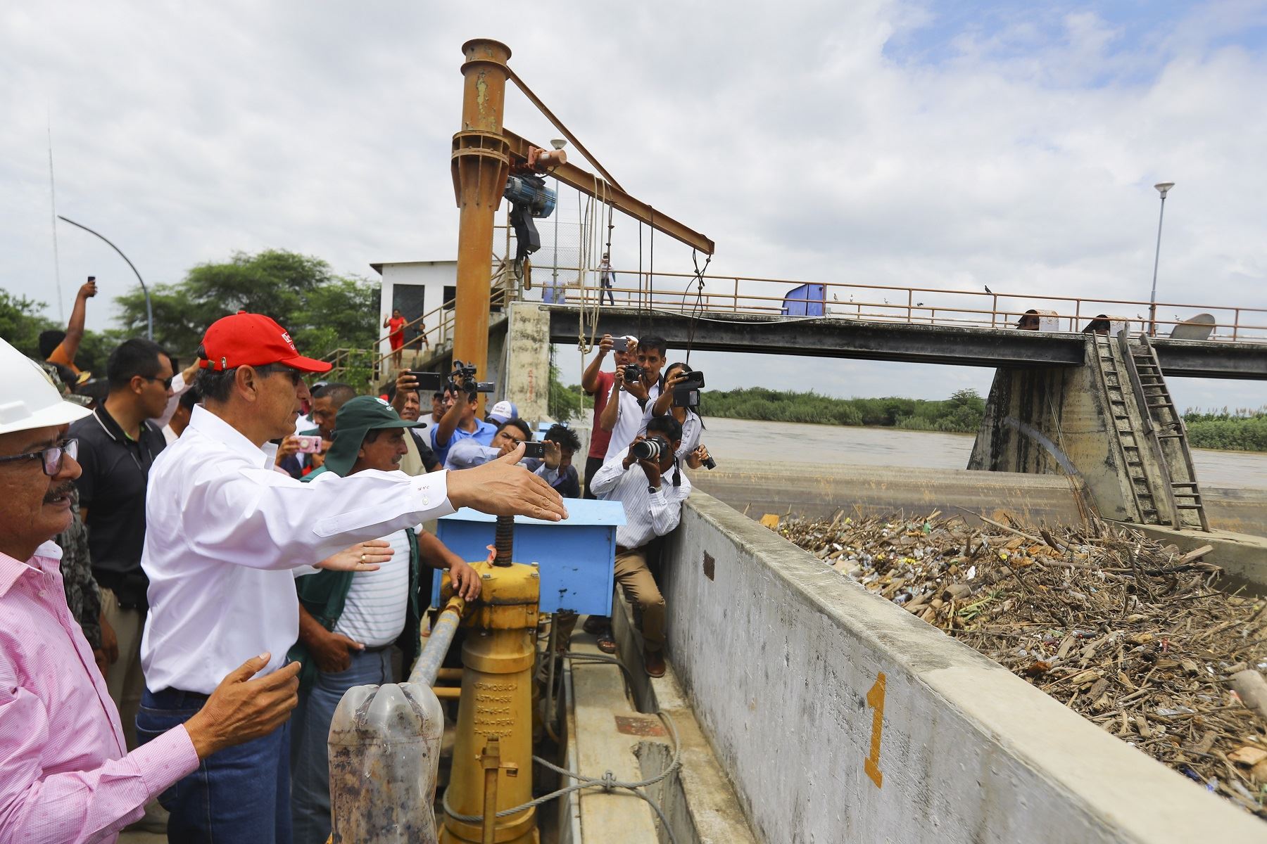 Presidente Martín Vizcarra inspeccionó trabajos para combatir inundaciones en Tumbes.