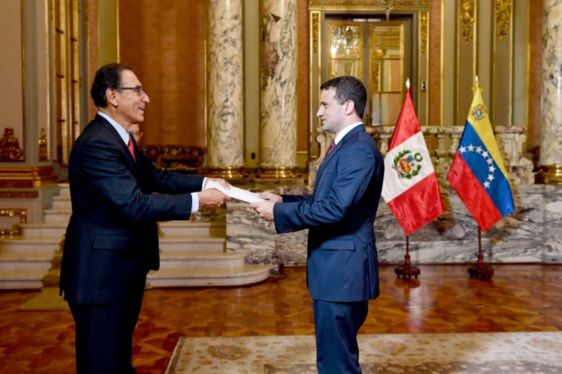 Carlos Scull, entregó al presidente Martín Vizcarra las cartas credenciales que lo acreditan como embajador de Venezuela en el Perú.