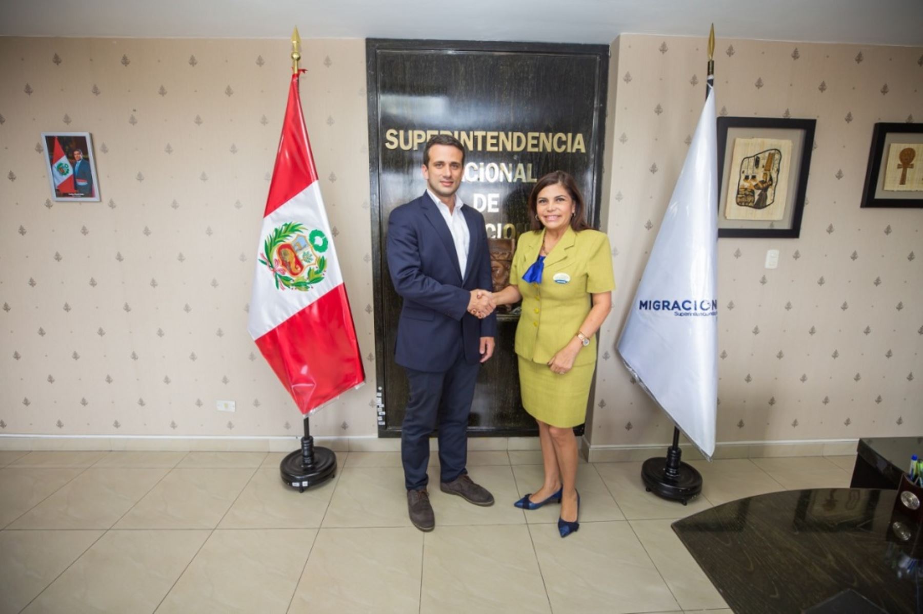 Representante diplomático de Perú en Venezuela, Carlos Scull, visitó hoy la sede de Migraciones y se reunió con Roxana del Águila, superintendenta de esta entidad.