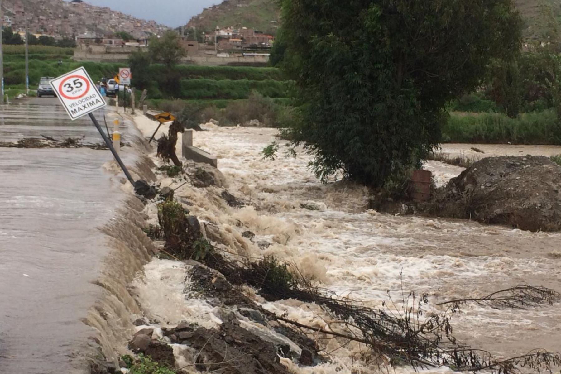 Eld esborde del río Chili ha inundado cultivos agrícolas, algunas viviendas y el puente Bailey de los distritos de Jacobo Hunter y Sachaca, en Arequipa. ANDINA/Difusión
