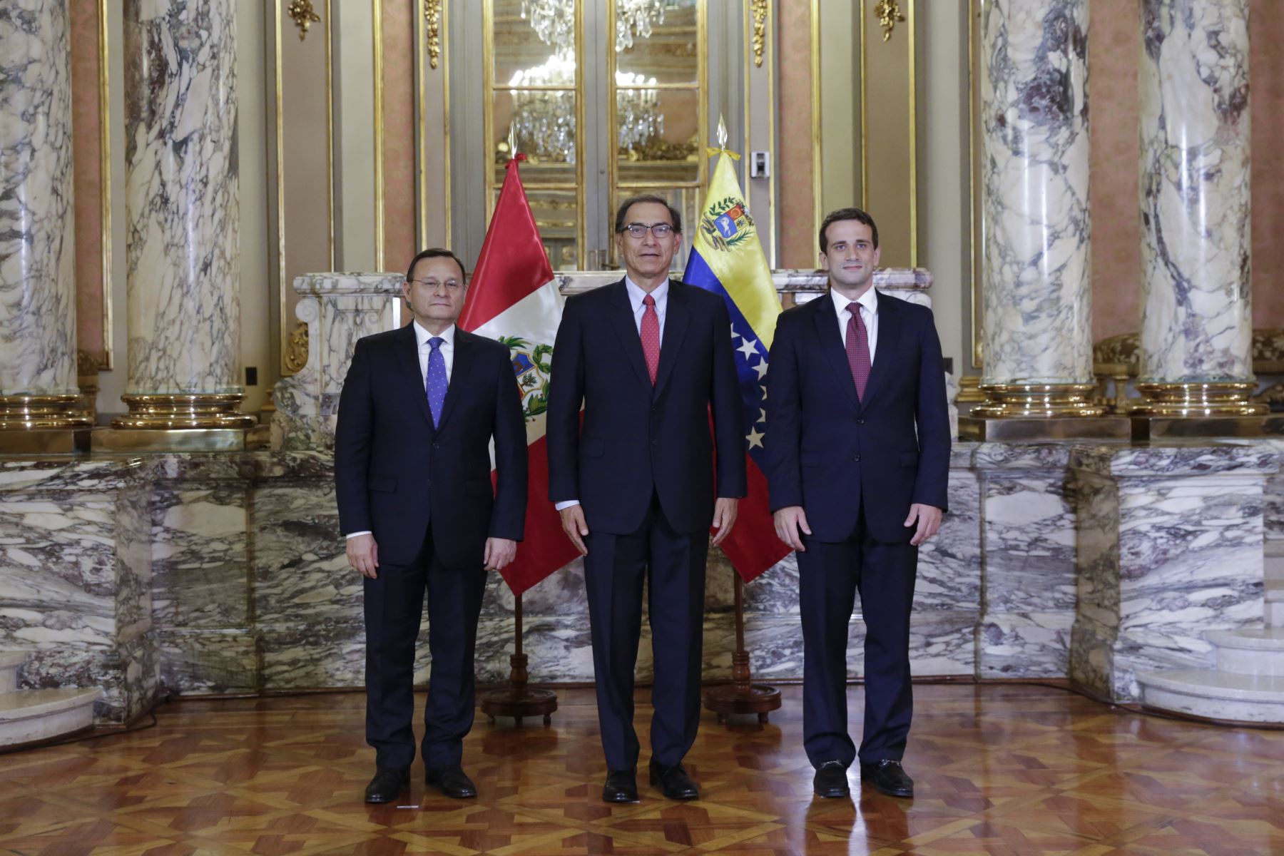 El presidente Martín Vizcarra recibió hoy las cartas credenciales de Carlos Scull como nuevo embajador en el Perú de la República Bolivariana de Venezuela.Foto:ANDINA/Prensa Presidencia