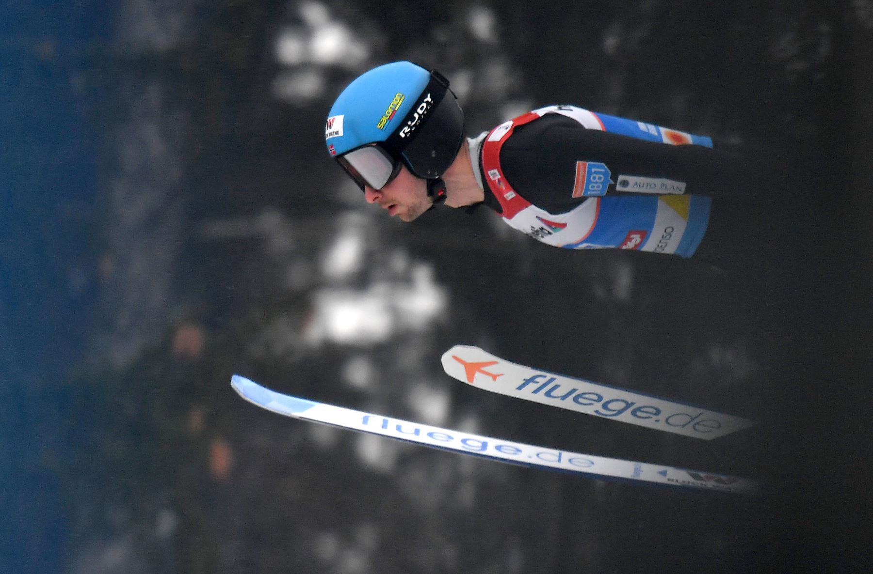 Jan Schmid de Noruega se eleva en el aire durante el evento de saltos de esquí de la Competición Nórdica Combinada en el Campeonato del Mundo de Esquí Nórdico FIS en Bergisel-Schanze en Innsbruck, Austria. Foto: AFP