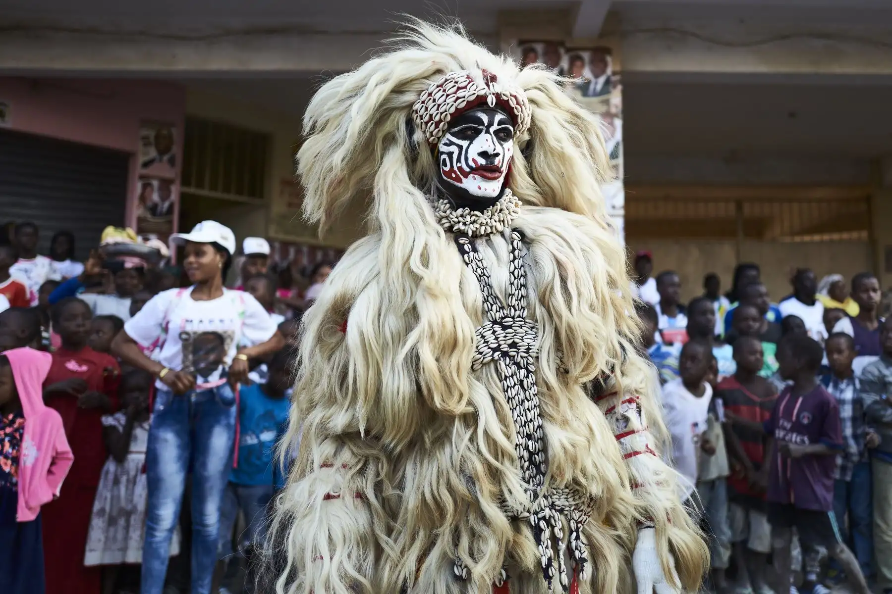 Un hombre enmascarado posa durante un mitin en apoyo del presidente saliente de Senegal, Macky Sall.  Las elecciones presidenciales de Senegal están programadas. AFP