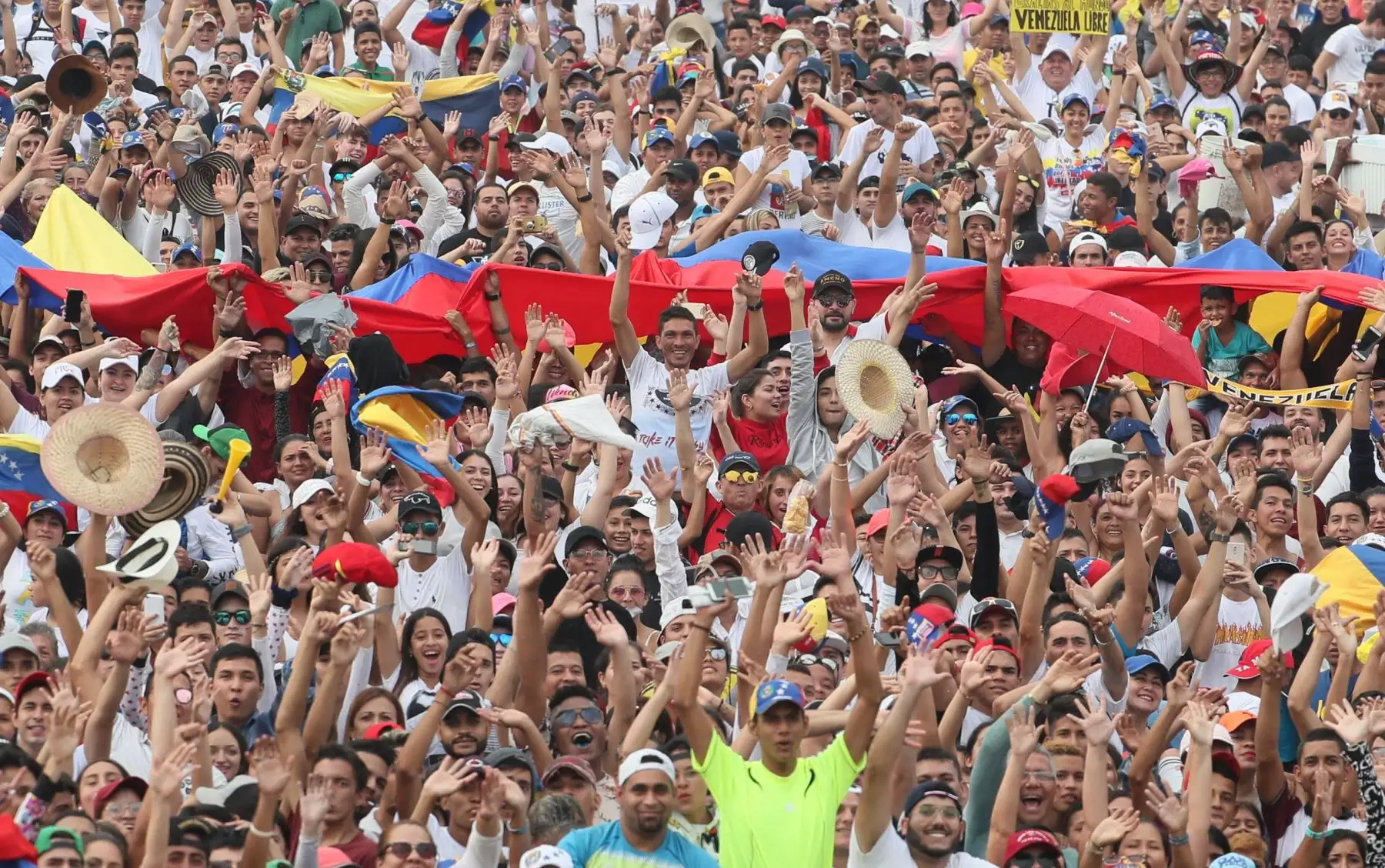 Miles de personas comienzan a llegar para asistir al concierto Venezuela Aid Live este viernes, en Cúcuta (Colombia). Se espera la asistencia de 250.000 personas en el "Venezuela Aid Live", un evento que busca movilizar recursos para el paÌs caribeño. En total serán 32 artistas de Argentina, Colombia, España, Estados Unidos, MÈxico, Puerto Rico, Suecia y Venezuela quienes participarán del concierto que busca recaudar hasta 100 millones de dólares en 60 días. EFE